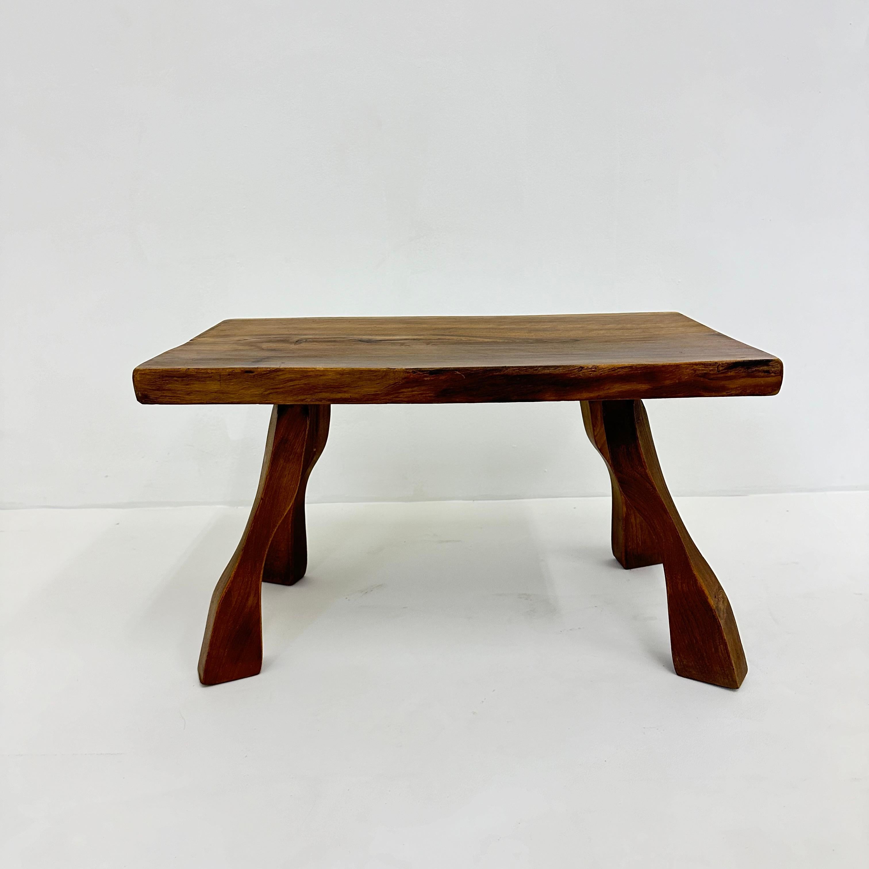 Brutalistischer Beistelltisch aus Massivholz, 1970er Jahre (Moderne der Mitte des Jahrhunderts) im Angebot
