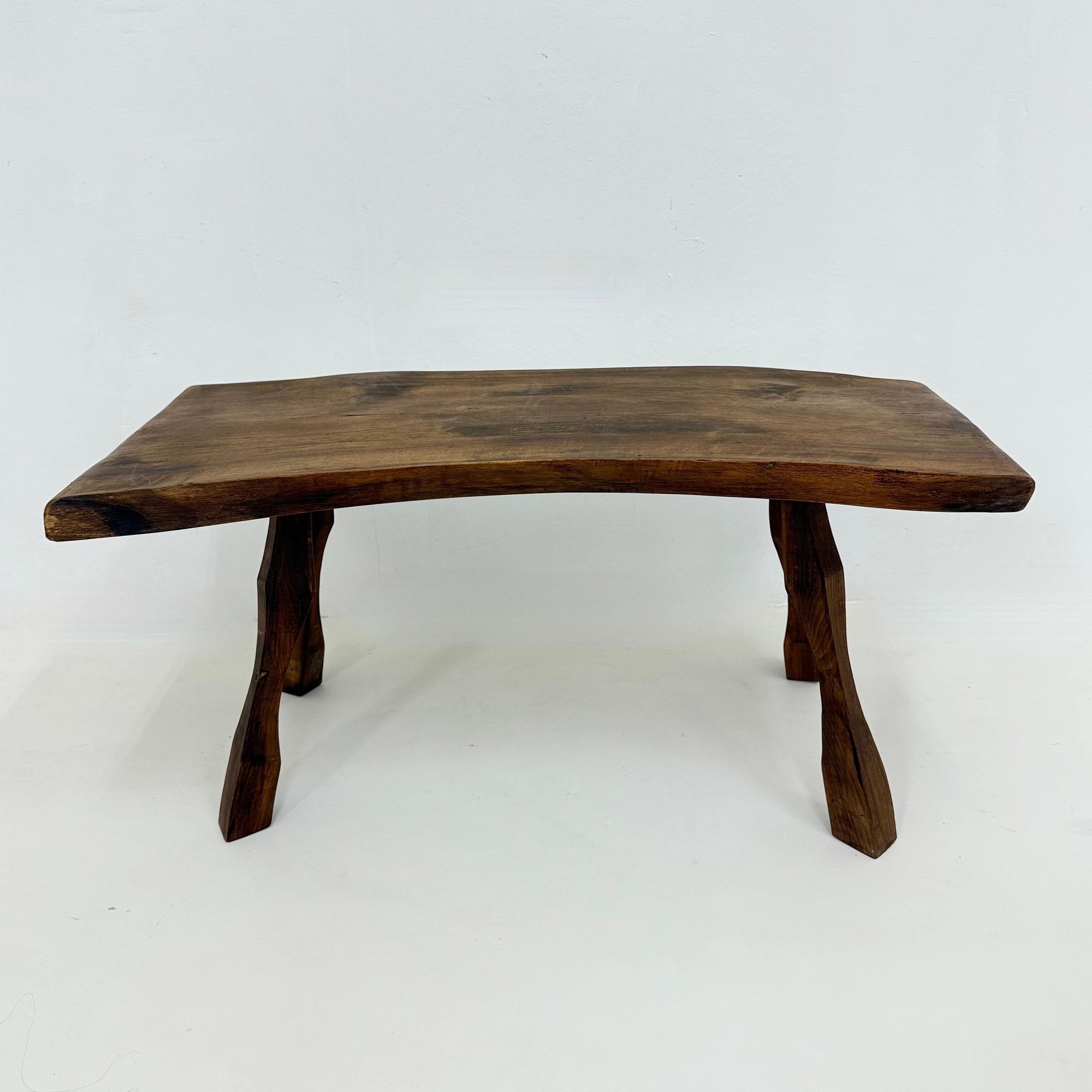 Néerlandais Table d'appoint brutaliste en bois massif, années 1970 en vente