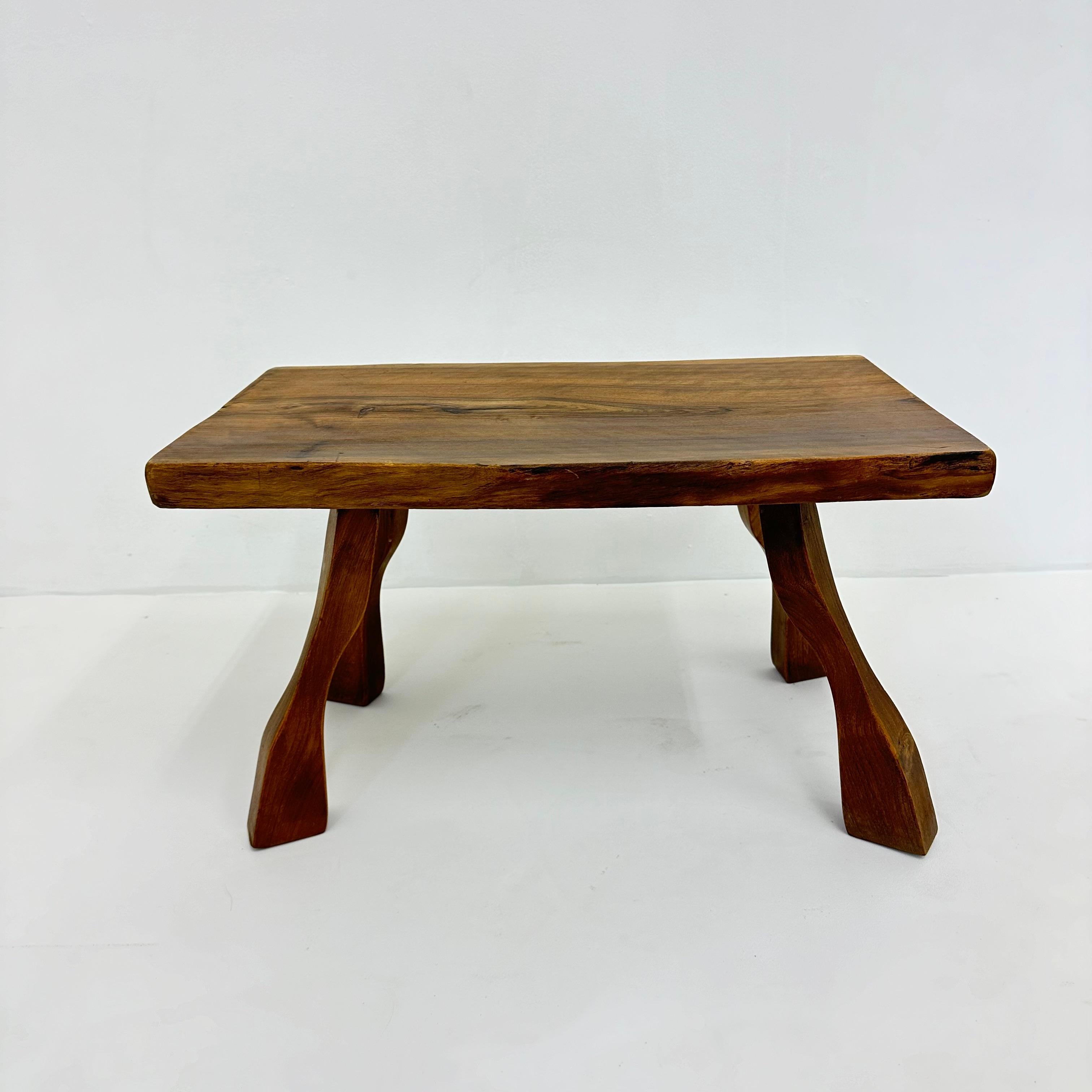 Brutalistischer Beistelltisch aus Massivholz, 1970er Jahre (Niederländisch) im Angebot