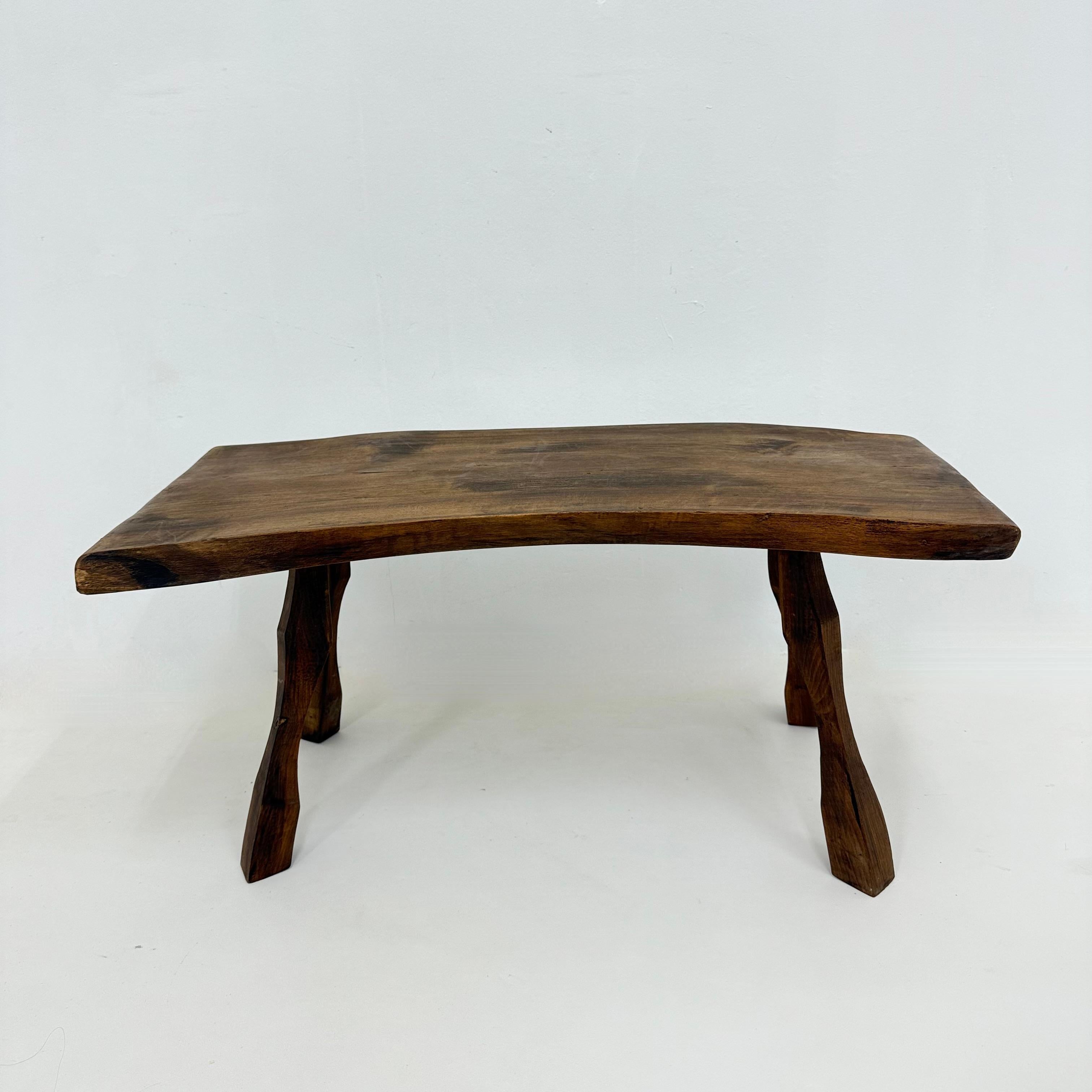 Table d'appoint brutaliste en bois massif, années 1970 Bon état - En vente à Delft, NL