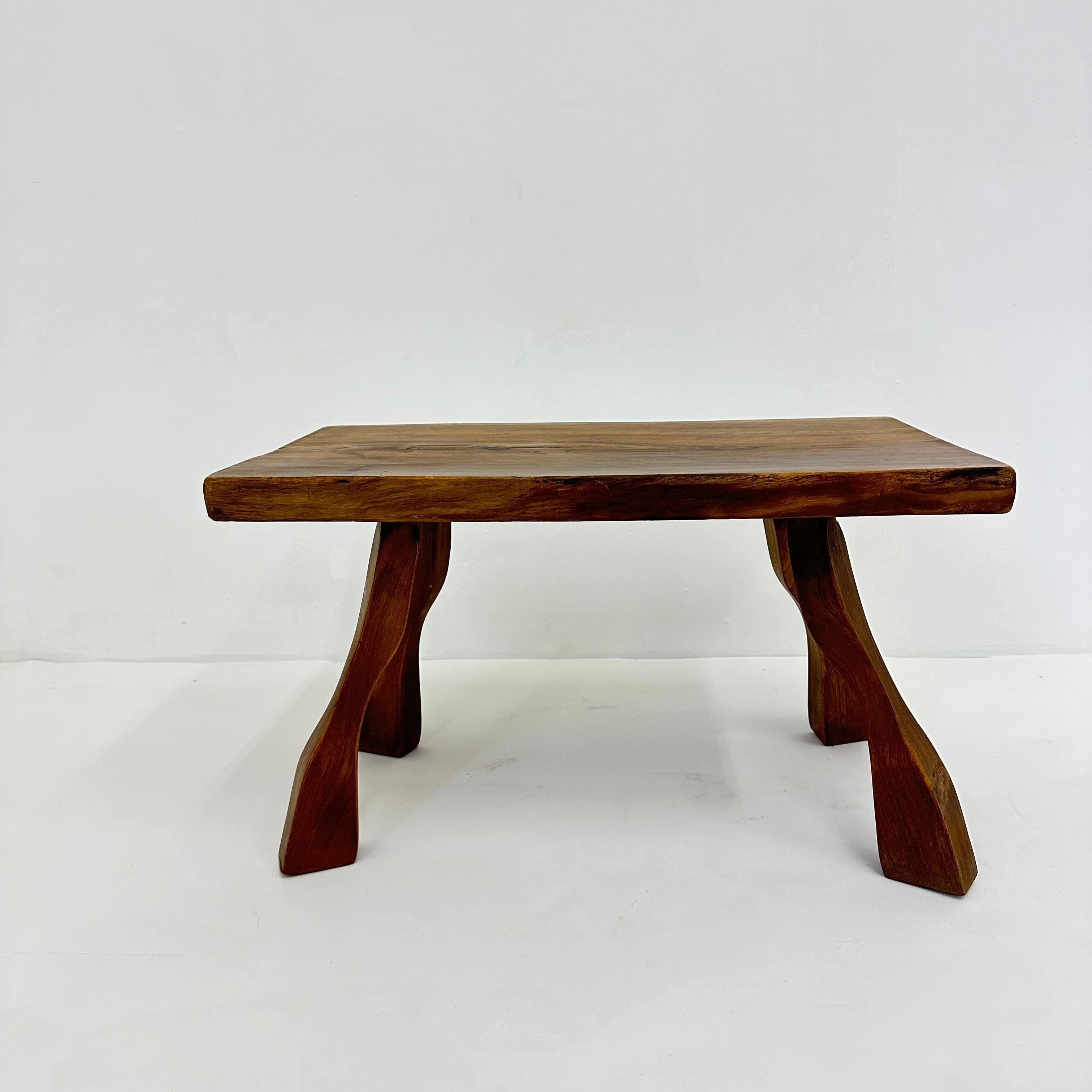 Brutalistischer Beistelltisch aus Massivholz, 1970er Jahre im Zustand „Gut“ im Angebot in Delft, NL
