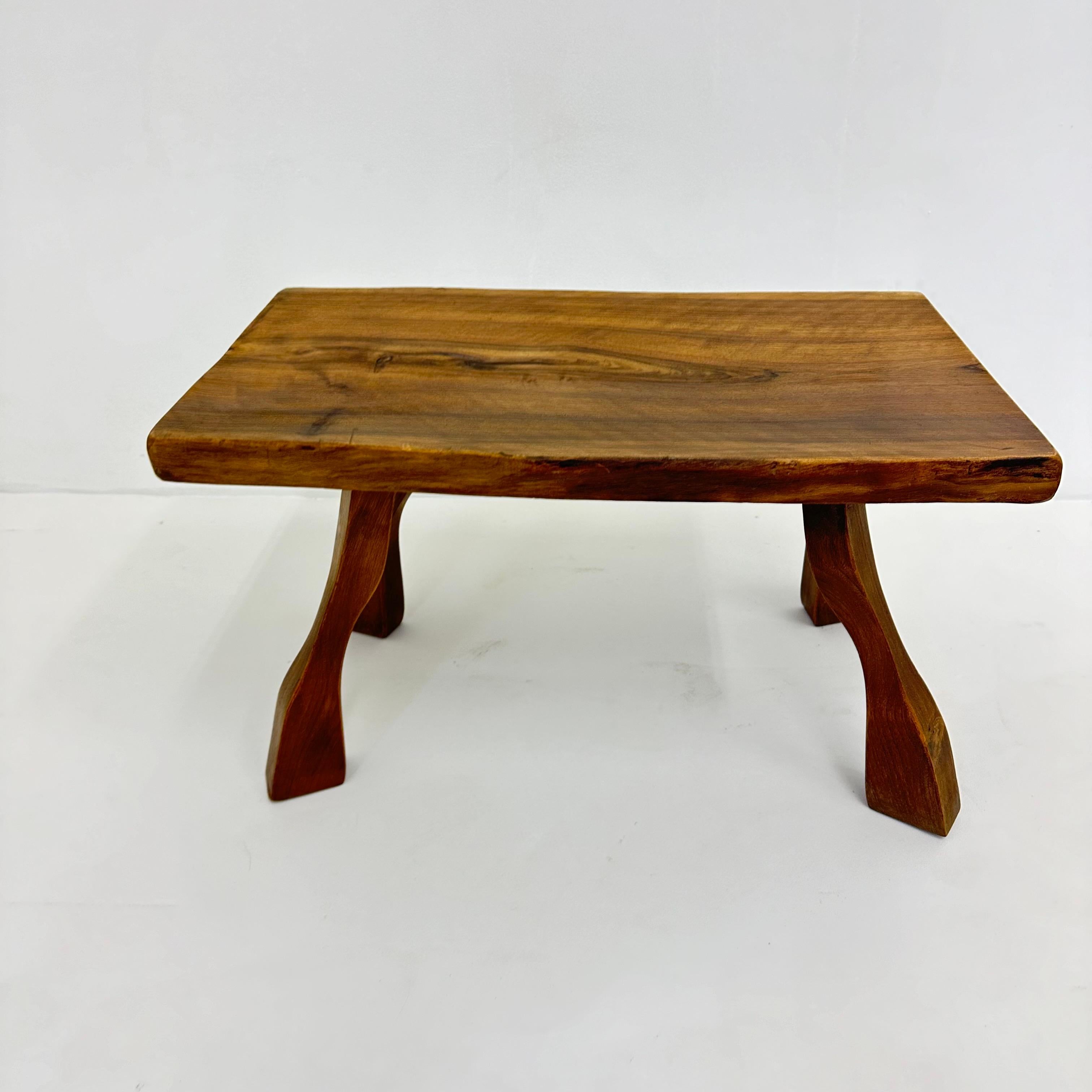 Brutalistischer Beistelltisch aus Massivholz, 1970er Jahre (Ende des 20. Jahrhunderts) im Angebot