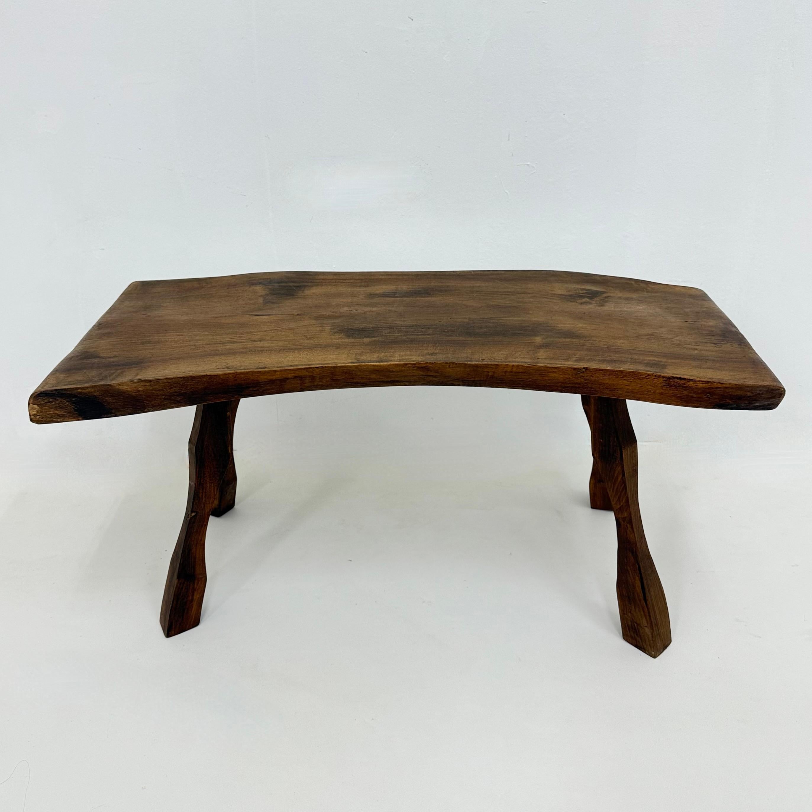 Bois Table d'appoint brutaliste en bois massif, années 1970 en vente