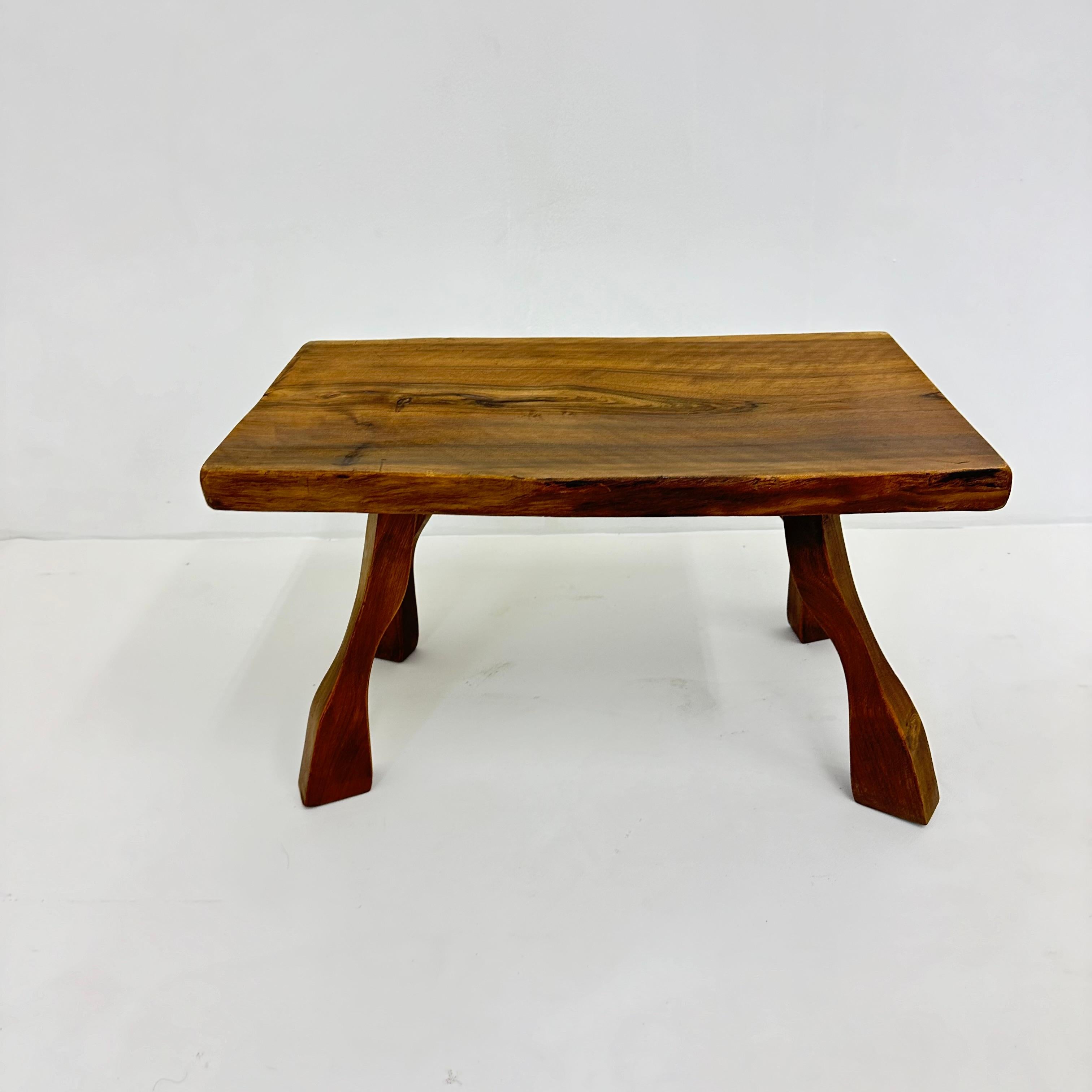 Brutalistischer Beistelltisch aus Massivholz, 1970er Jahre (Holz) im Angebot