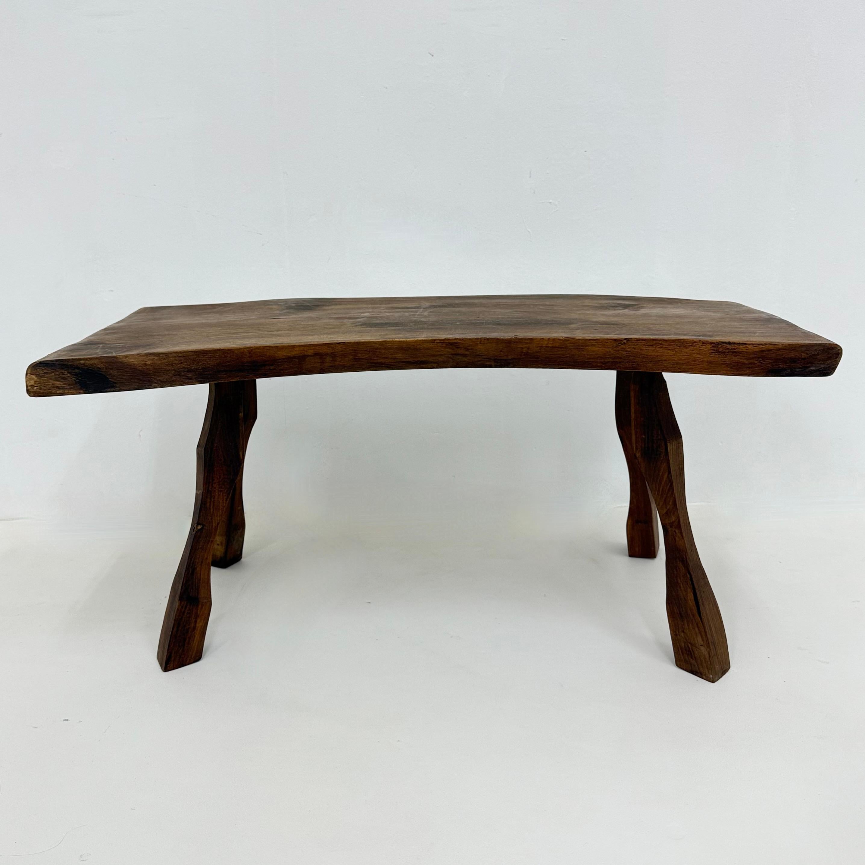 Table d'appoint brutaliste en bois massif, années 1970 en vente 1