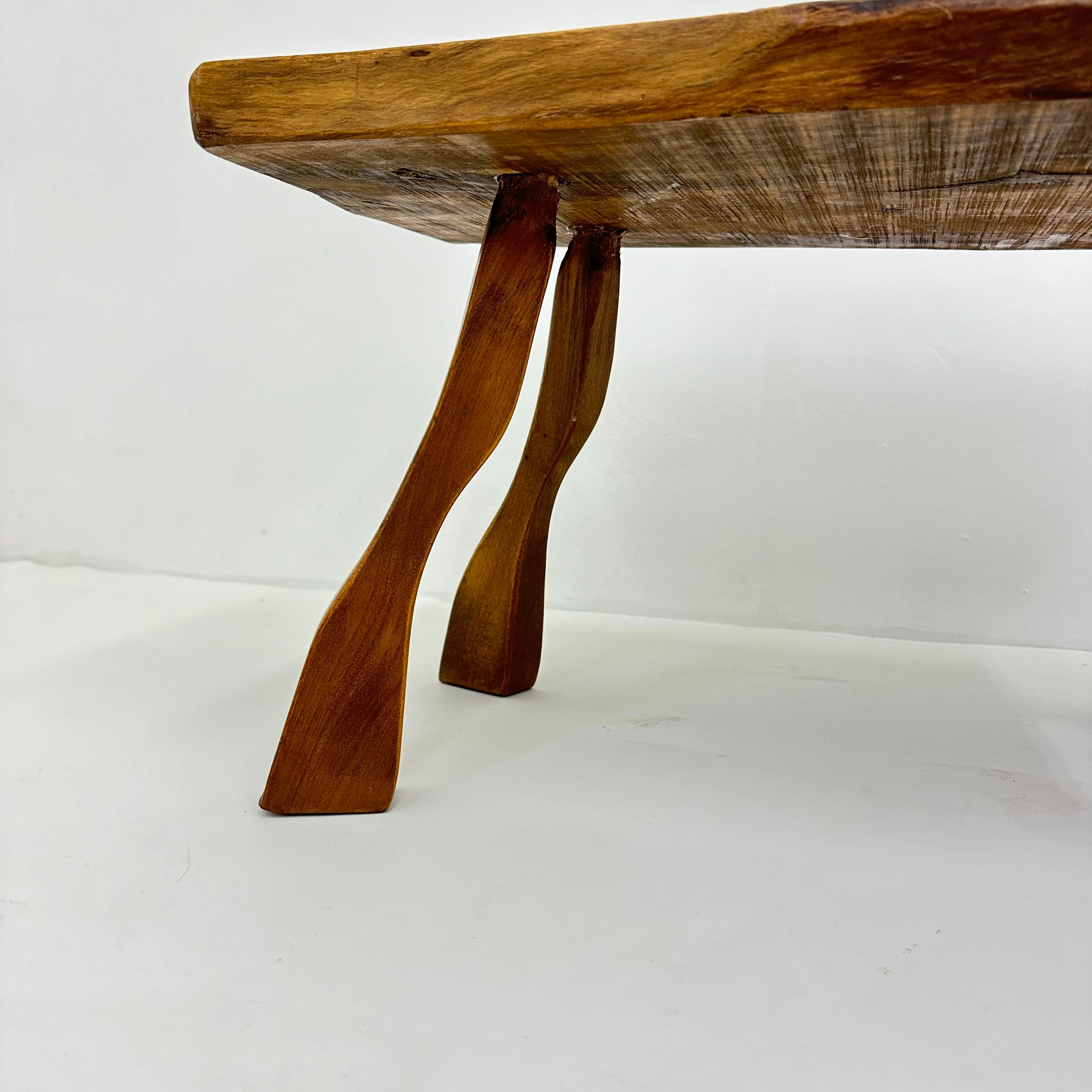 Brutalistischer Beistelltisch aus Massivholz, 1970er Jahre im Angebot 1