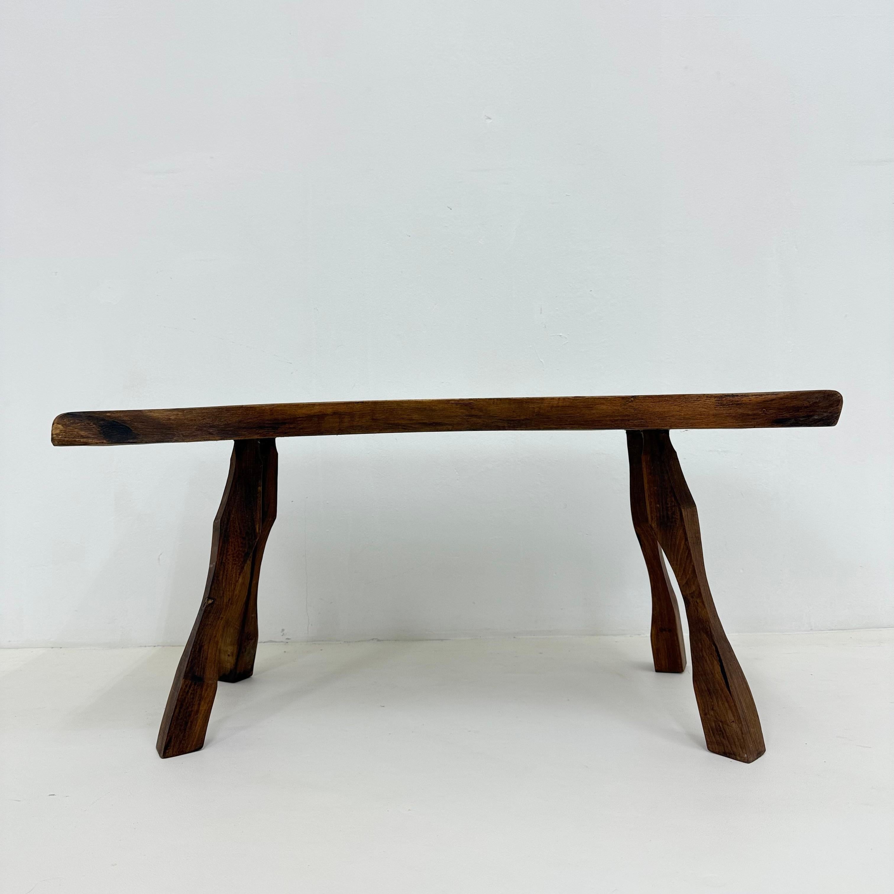 Table d'appoint brutaliste en bois massif, années 1970 en vente 2
