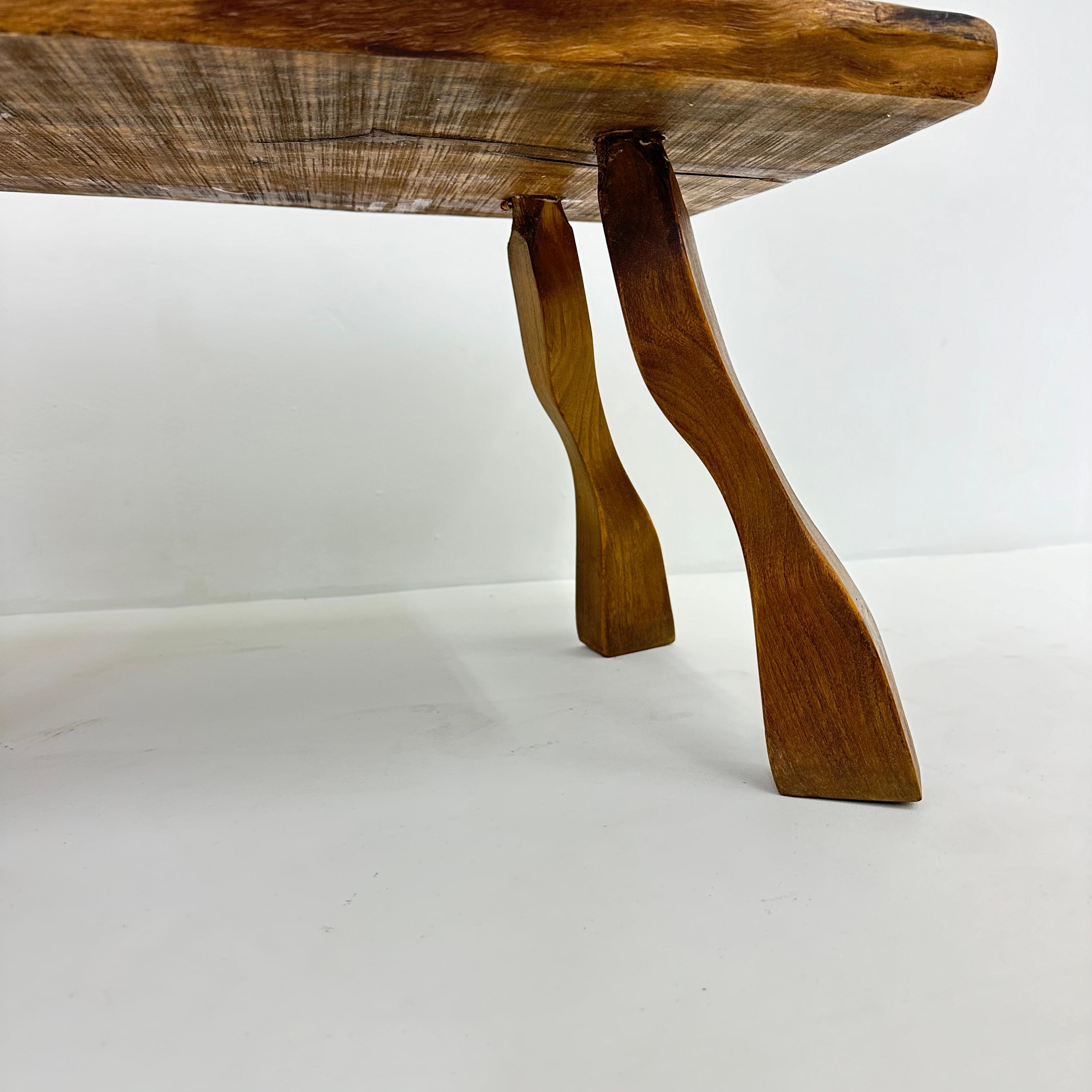 Brutalistischer Beistelltisch aus Massivholz, 1970er Jahre im Angebot 2