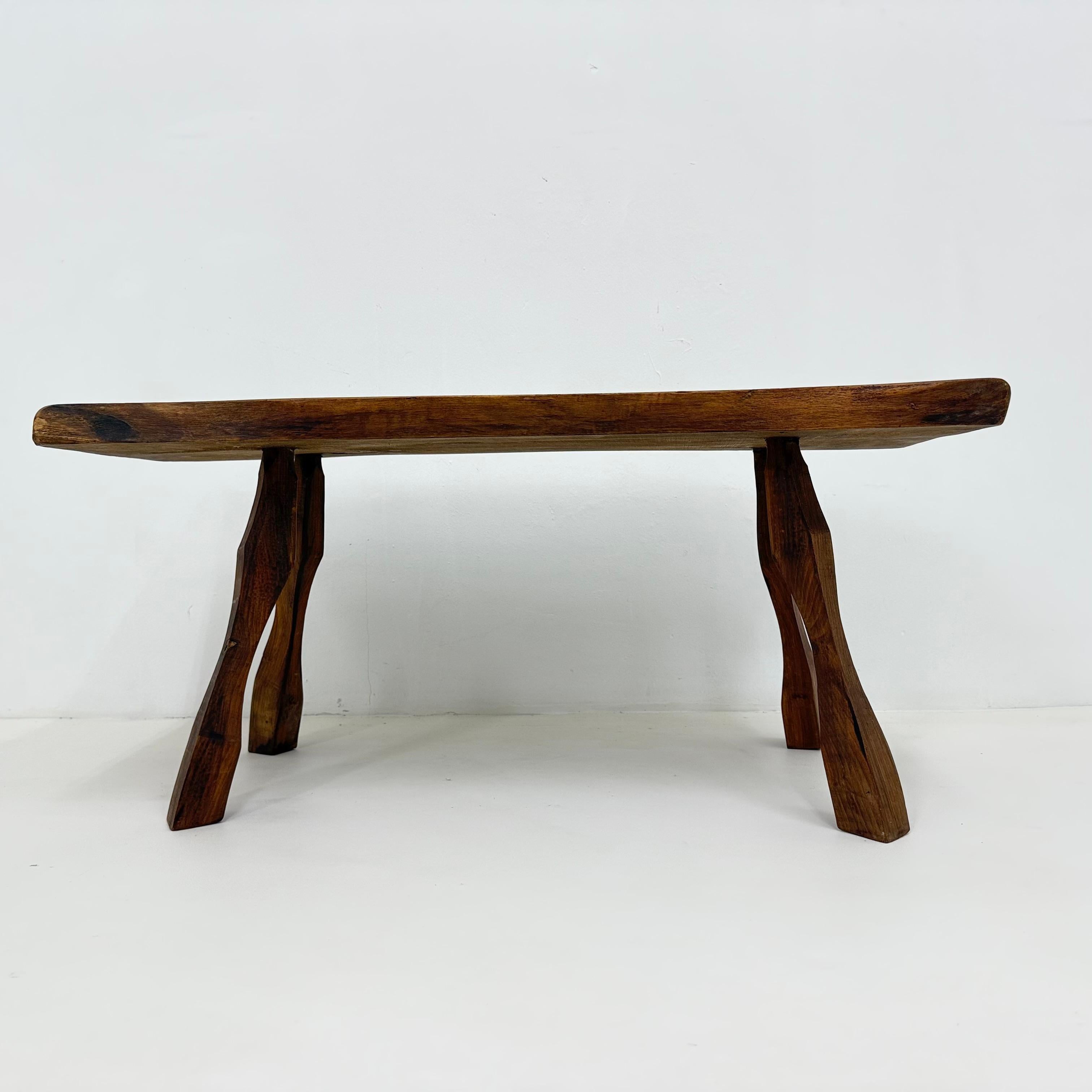 Table d'appoint brutaliste en bois massif, années 1970 en vente 3