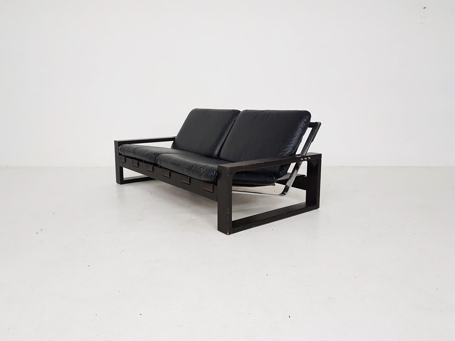 Brutalist Sonja Wasseur Leather and Oak Two-Seat Sofa, The Netherlands, 1970s In Good Condition In Amsterdam, NL