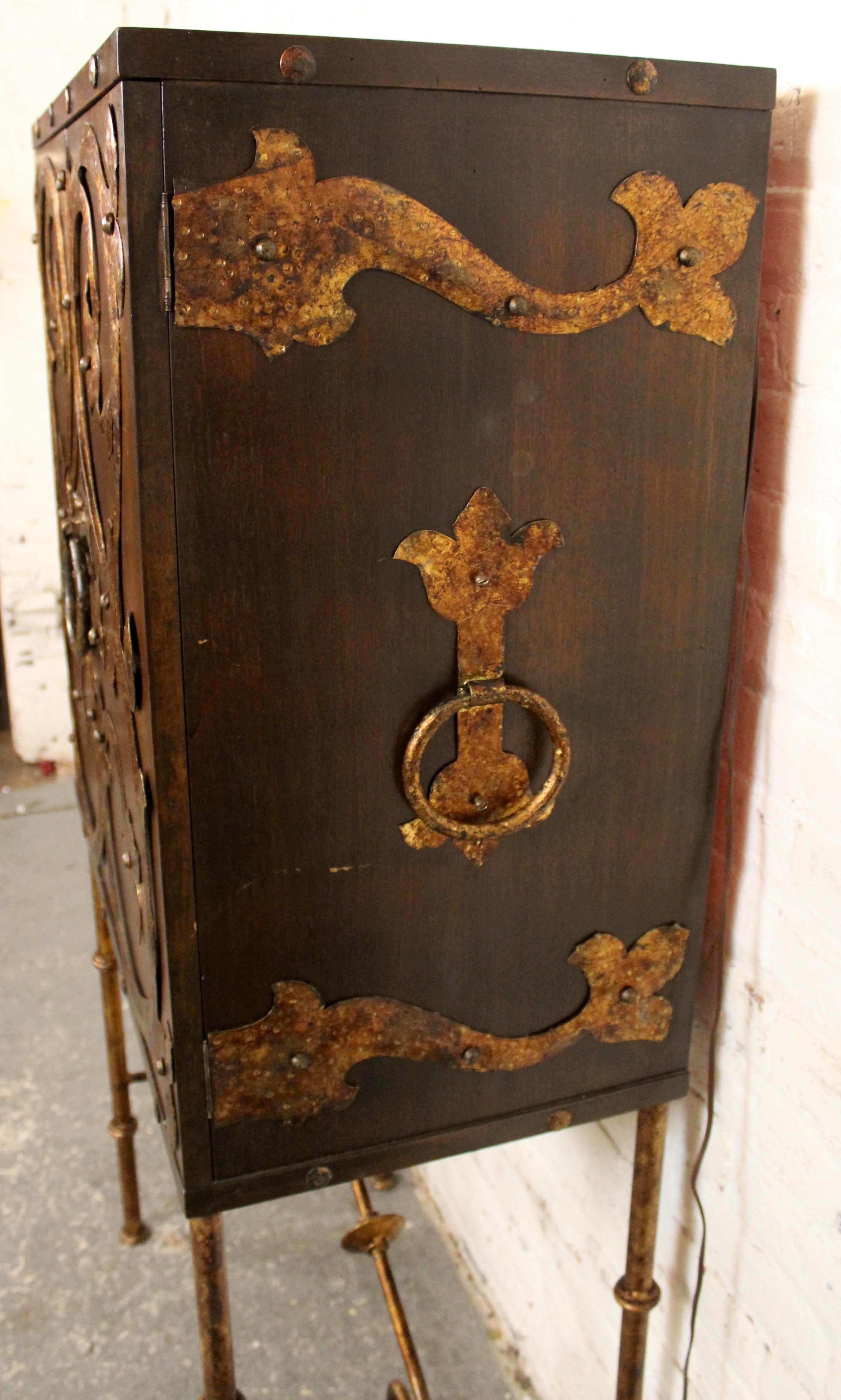 Brutalistischer spanischer Barschrank im Angebot 3