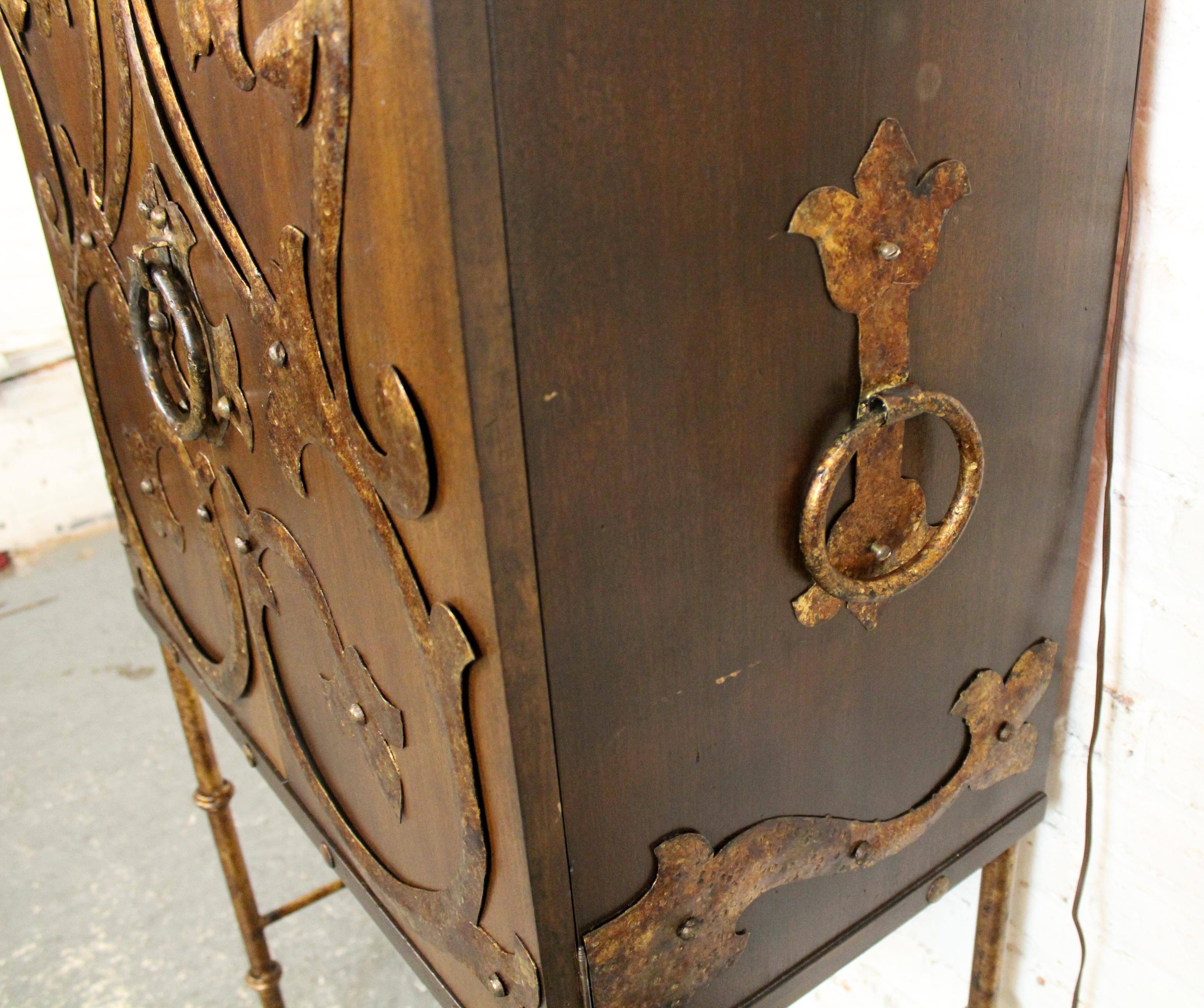Brutalistischer spanischer Barschrank im Angebot 7