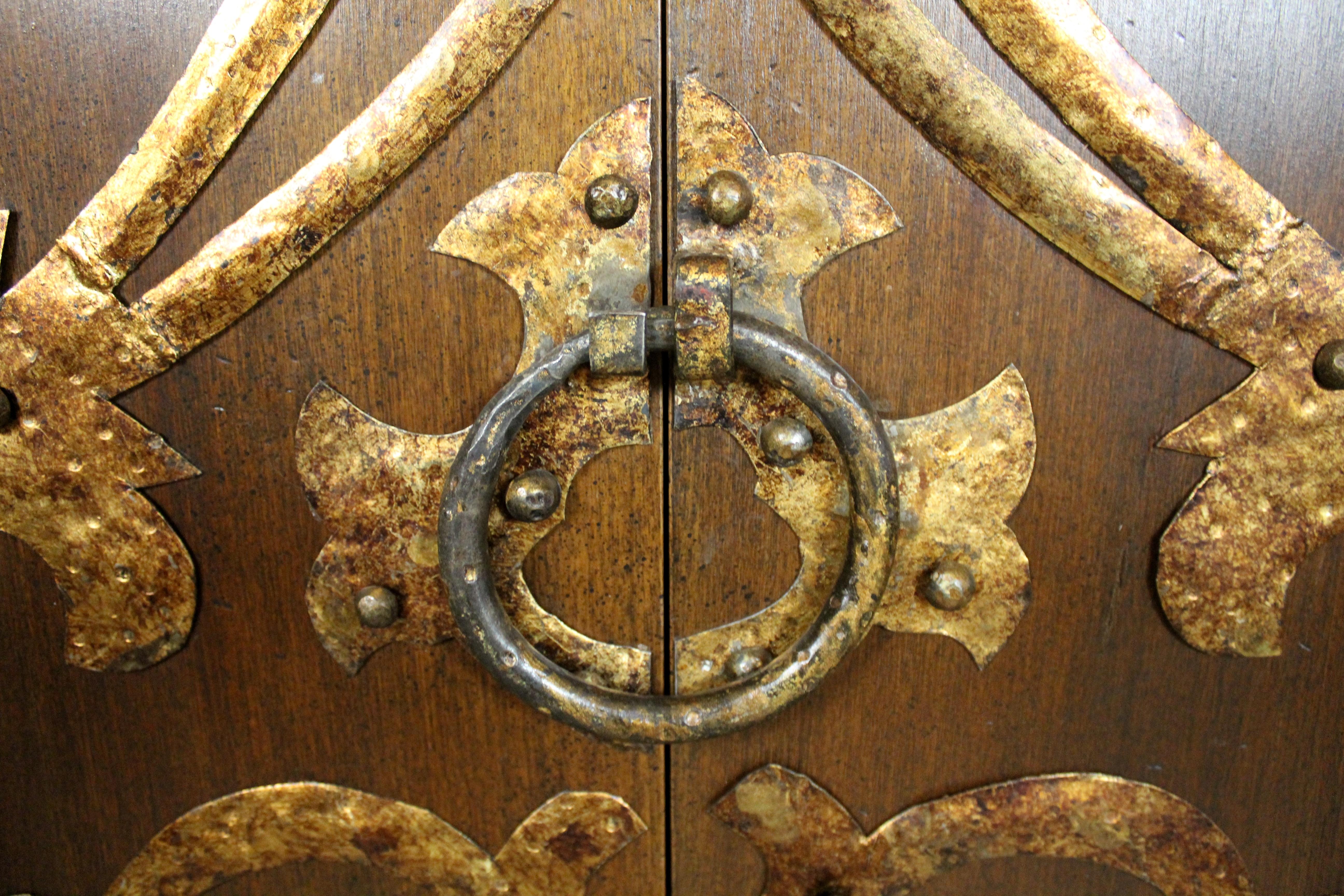 Brutalistischer spanischer Barschrank im Angebot 1