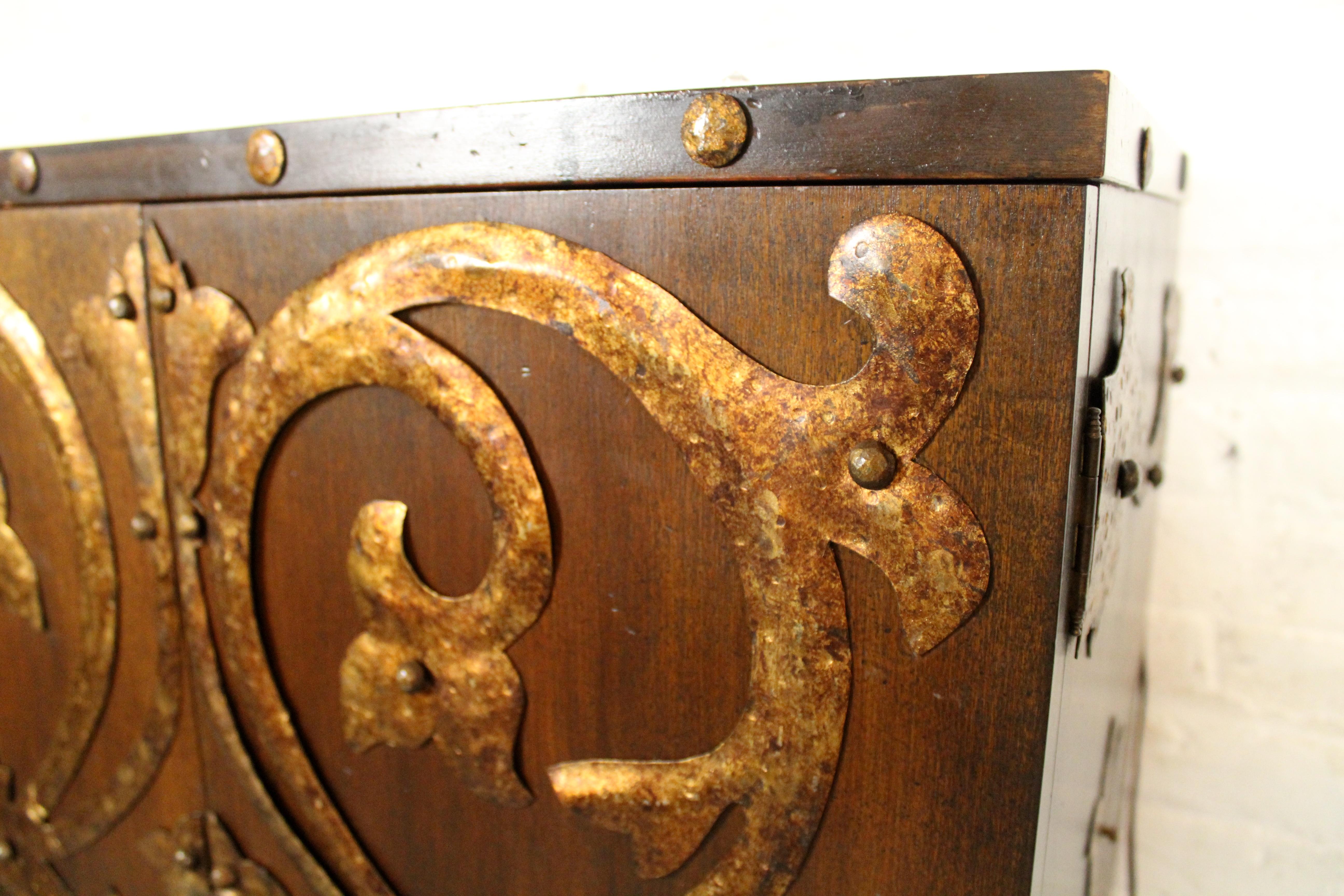 Brutalistischer spanischer Barschrank im Angebot 2