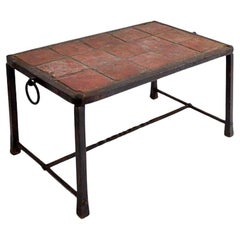 Mesa baja española brutalista de hierro y azulejos - circa años 20