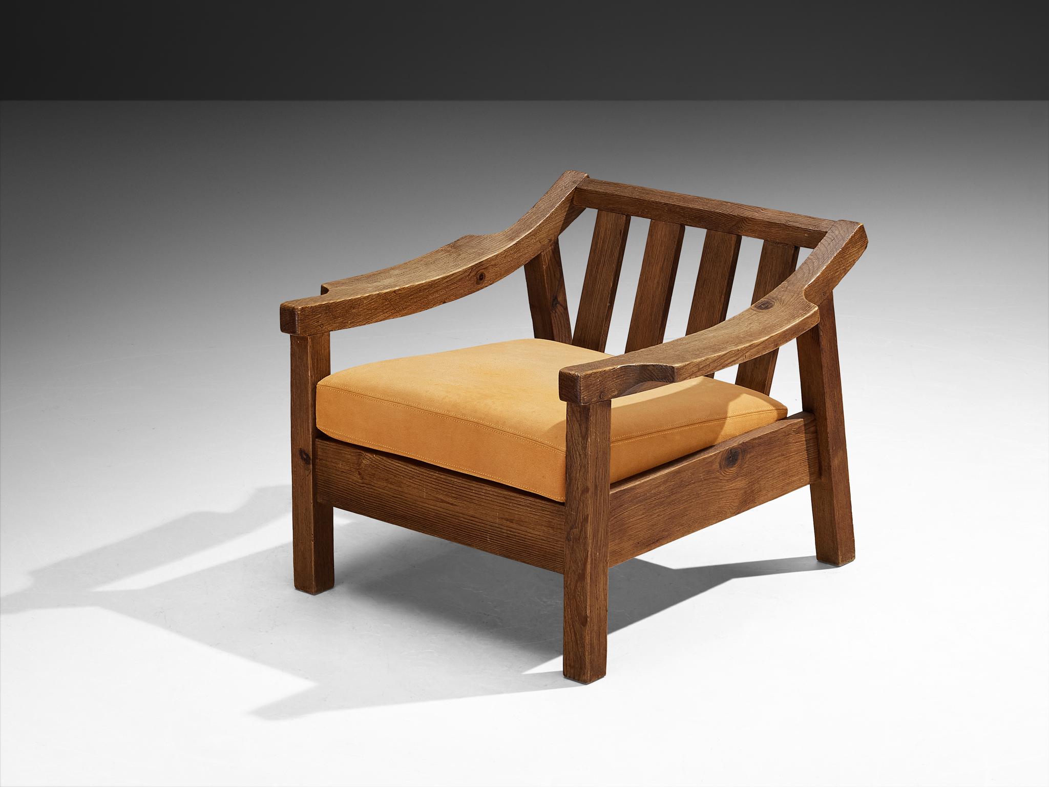Loungesessel, Eiche massiv, Wildleder, Spanien, 1960er Jahre

Dieser Sessel ist ein spanischer Loungesessel aus den 1960er Jahren, der im Geiste des Brutalismus entworfen wurde. Seine Form ist kühn und architektonisch, wobei Masse, Struktur und die