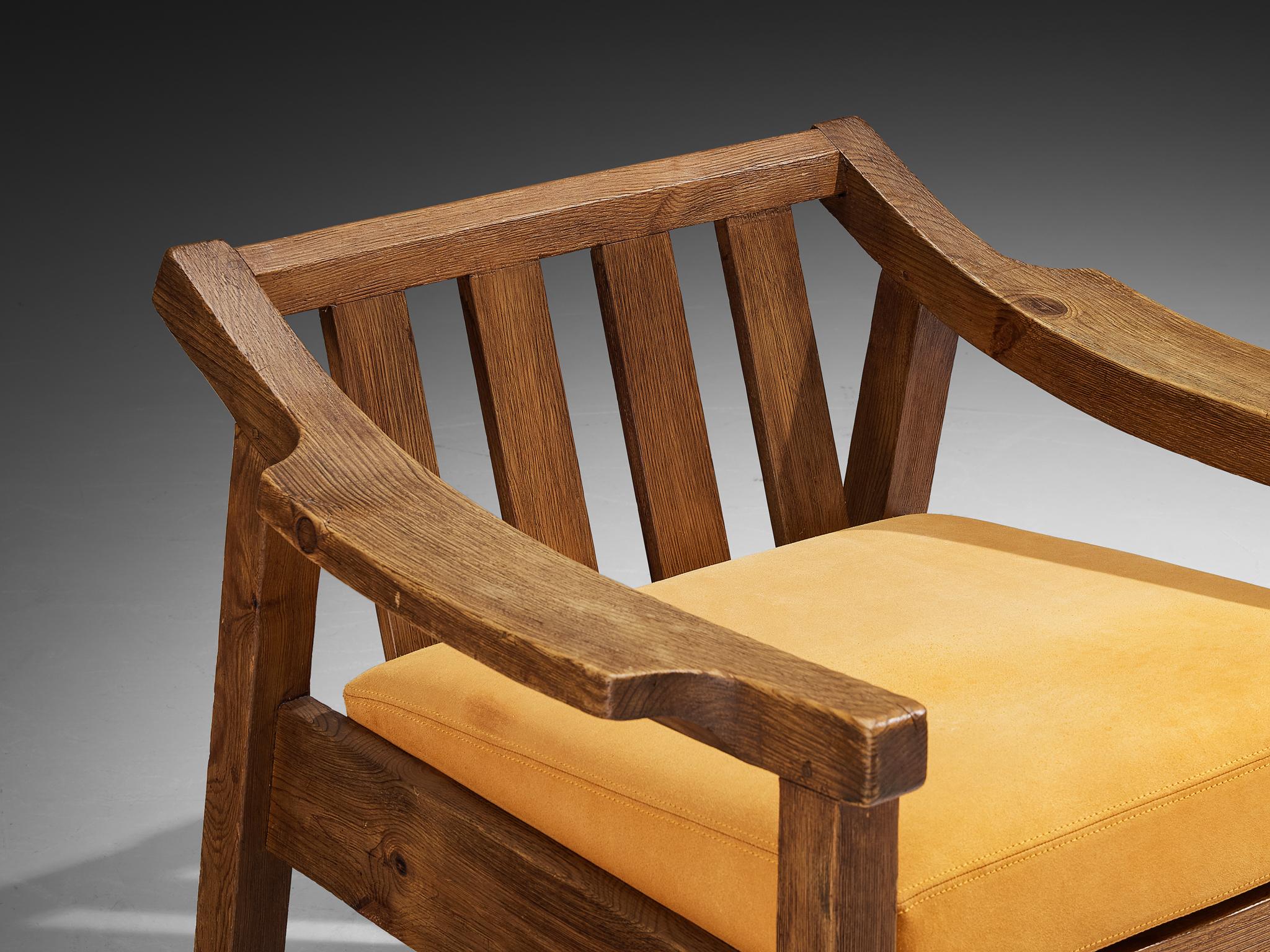 Brutalistischer spanischer Loungesessel aus massiver Eiche und warmem ockerfarbenen Wildleder (Brutalismus) im Angebot