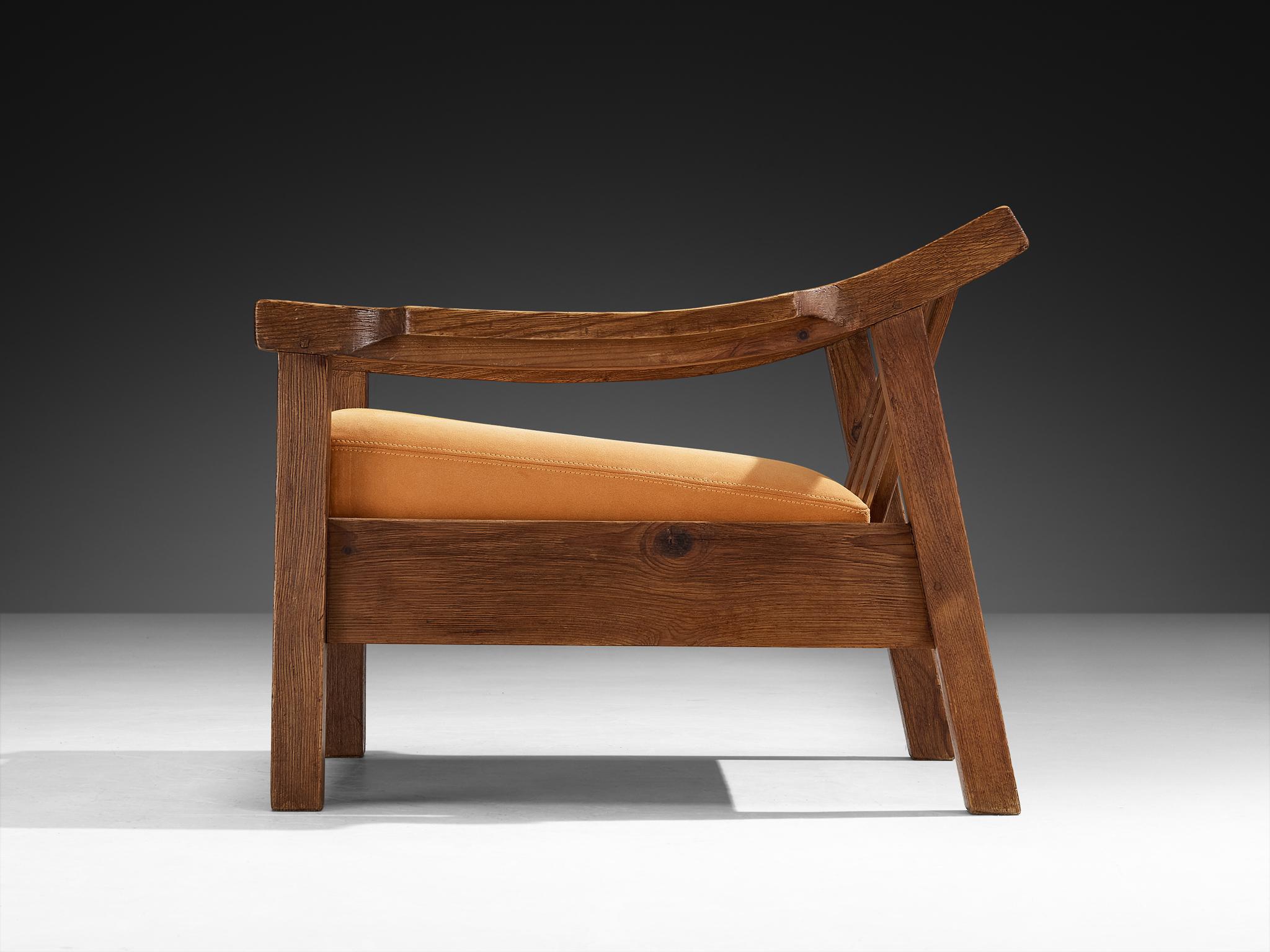 Brutalistischer spanischer Loungesessel aus massiver Eiche und warmem ockerfarbenen Wildleder im Angebot 1