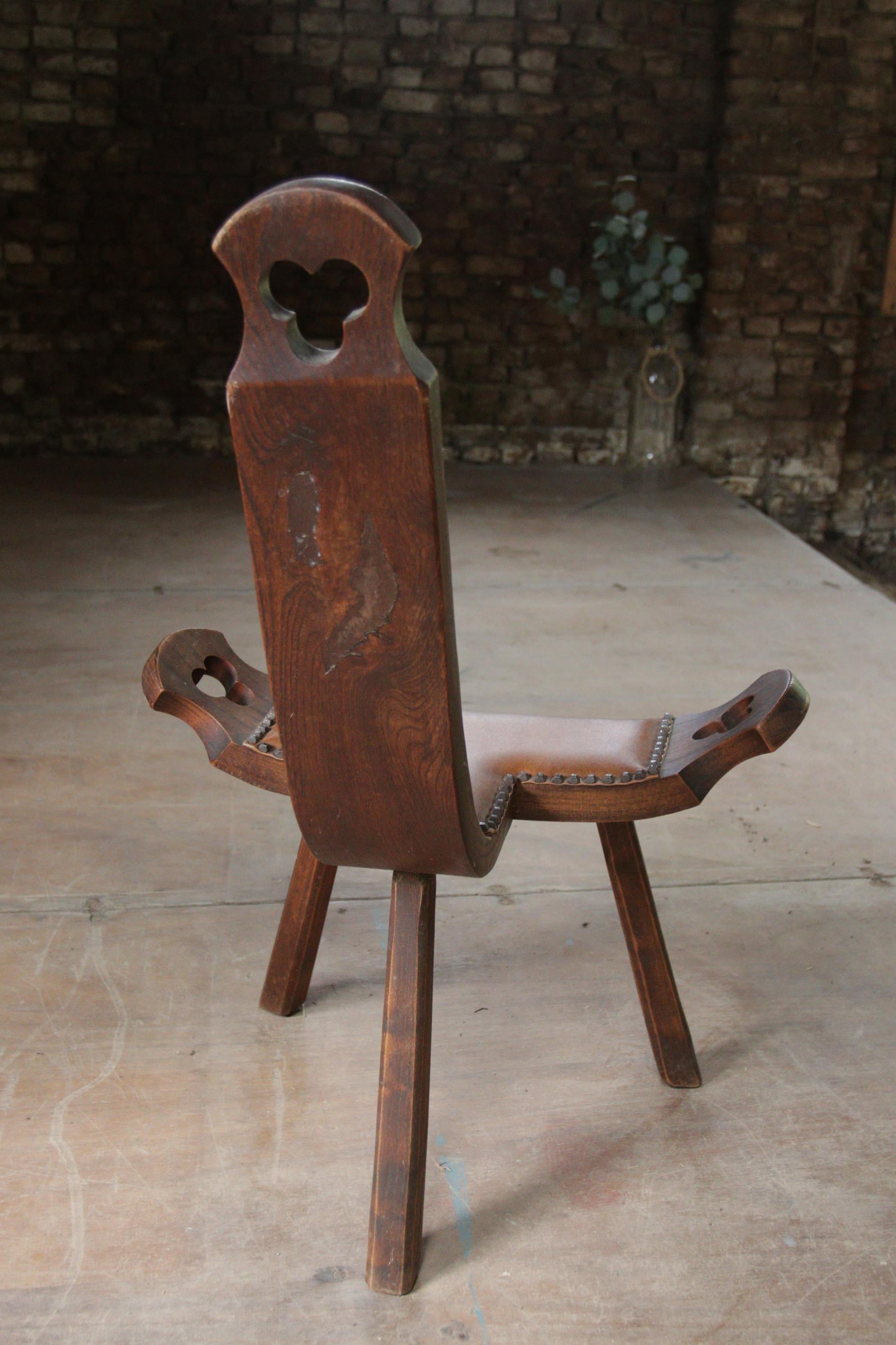 Imitation cuir Tabouret tripode sculptural espagnol brutaliste du milieu du siècle dernier '50 en vente