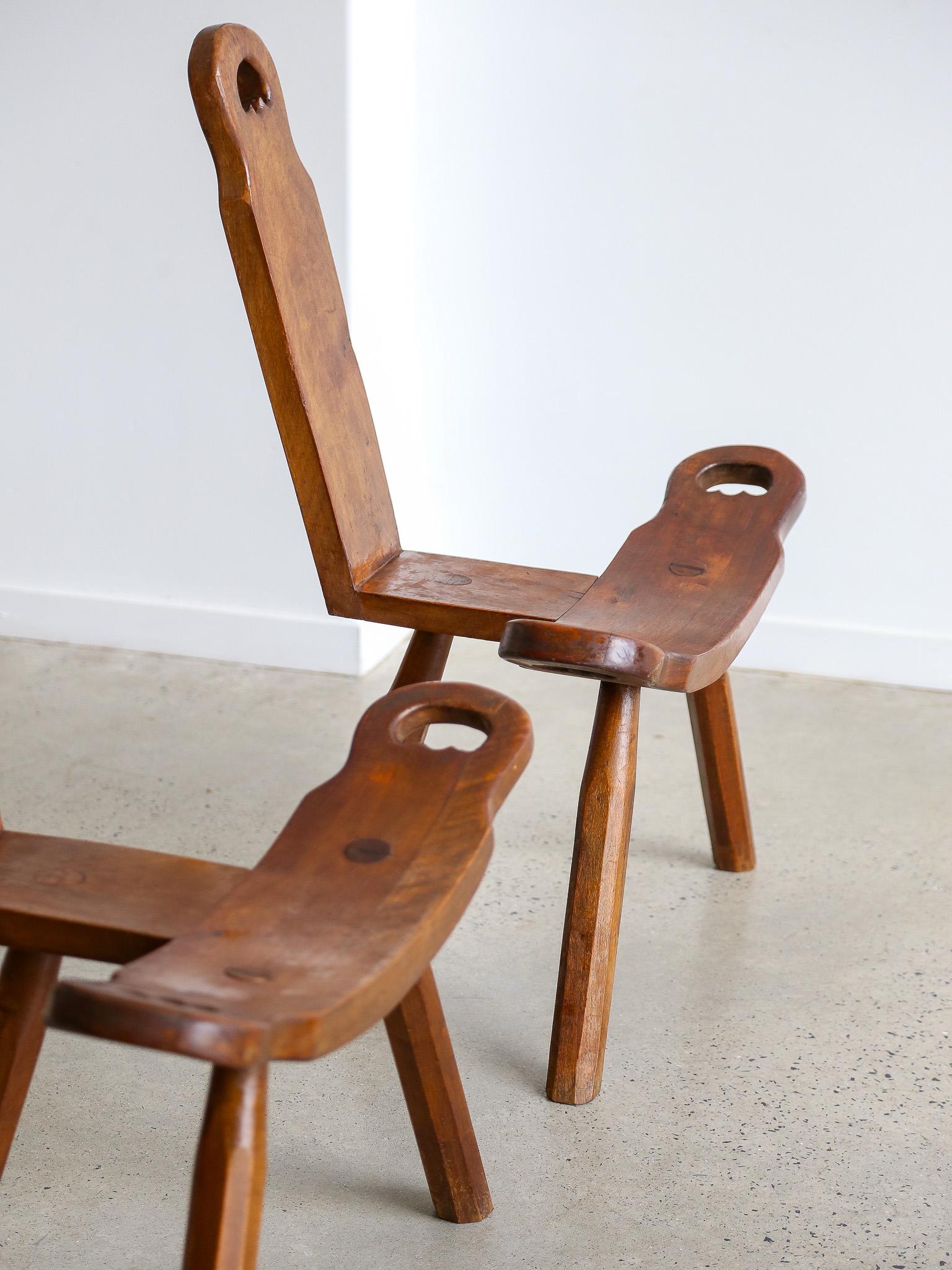 Der exquisite brutalistische spanische Dreibein-Skulpturenstuhl aus der Mitte des Jahrhunderts von 1950 Sie möchten Ihrer Einrichtung einen Hauch von einzigartiger Raffinesse verleihen? Der Brutalist Spanish Sculptural Mid-Century Tripod Chair aus