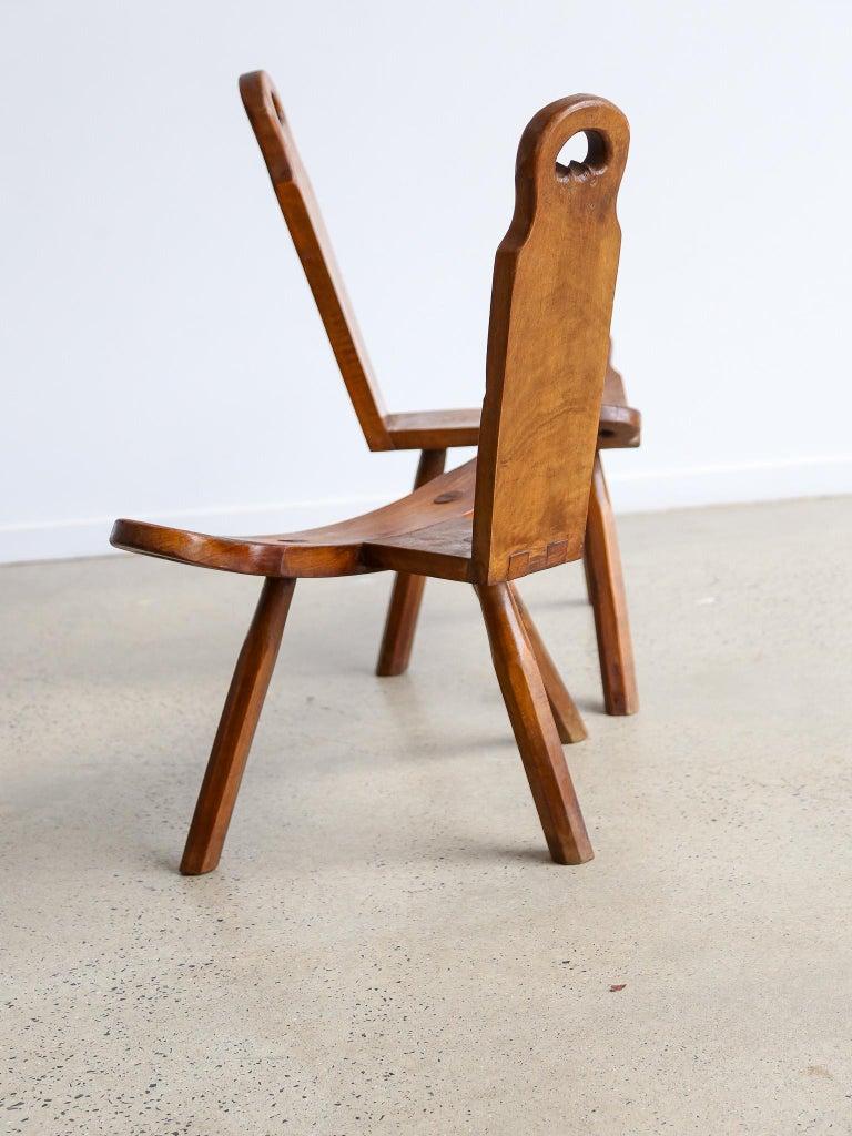 Legno Sedia scultorea a treppiede brutalista spagnola di metà secolo in vendita