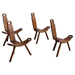 Ensemble de quatre chaises tripodes sculpturales espagnoles brutalistes