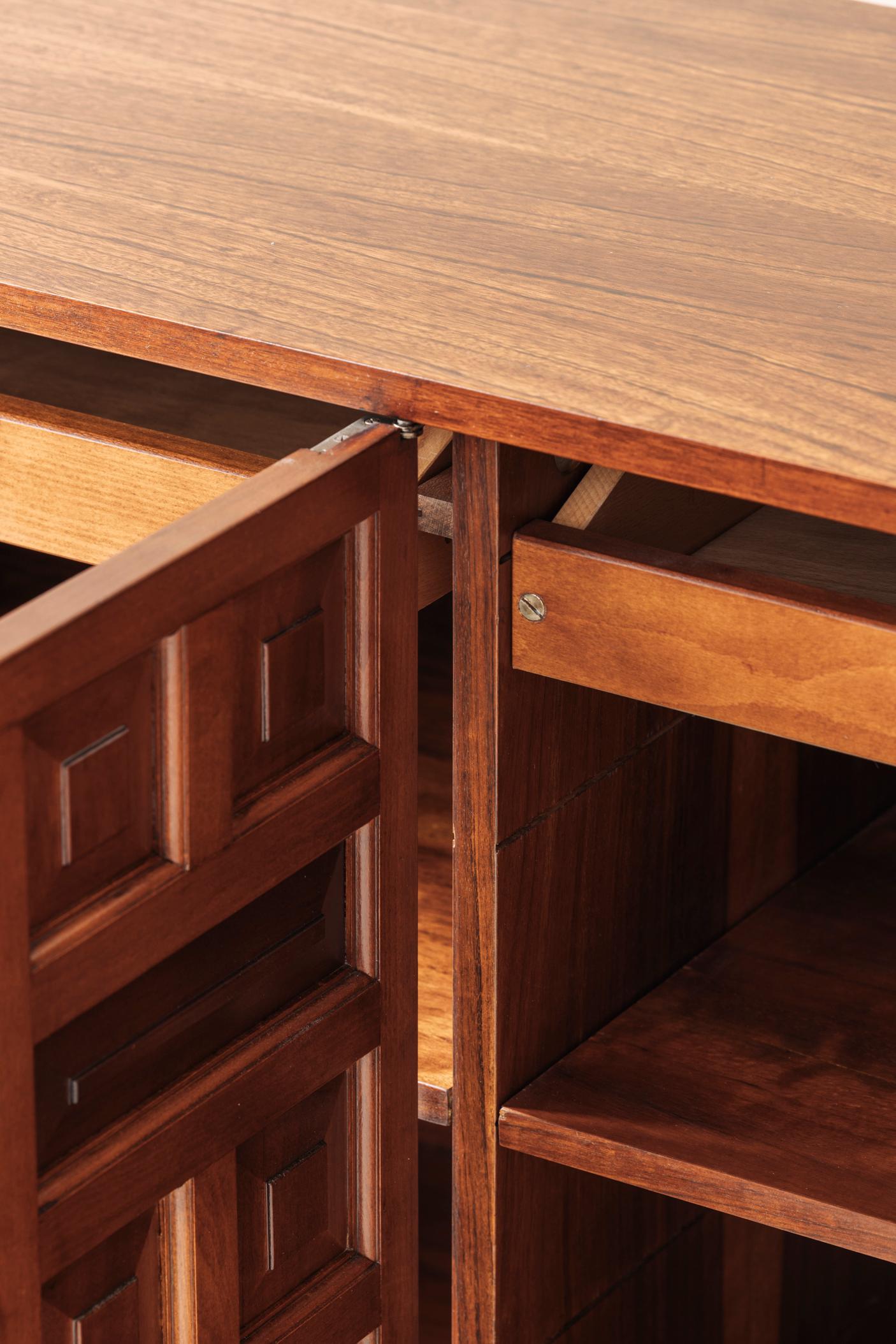 Brutalistisches spanisches Sideboard mit grafischen Türen, 1970er Jahre. im Angebot 3