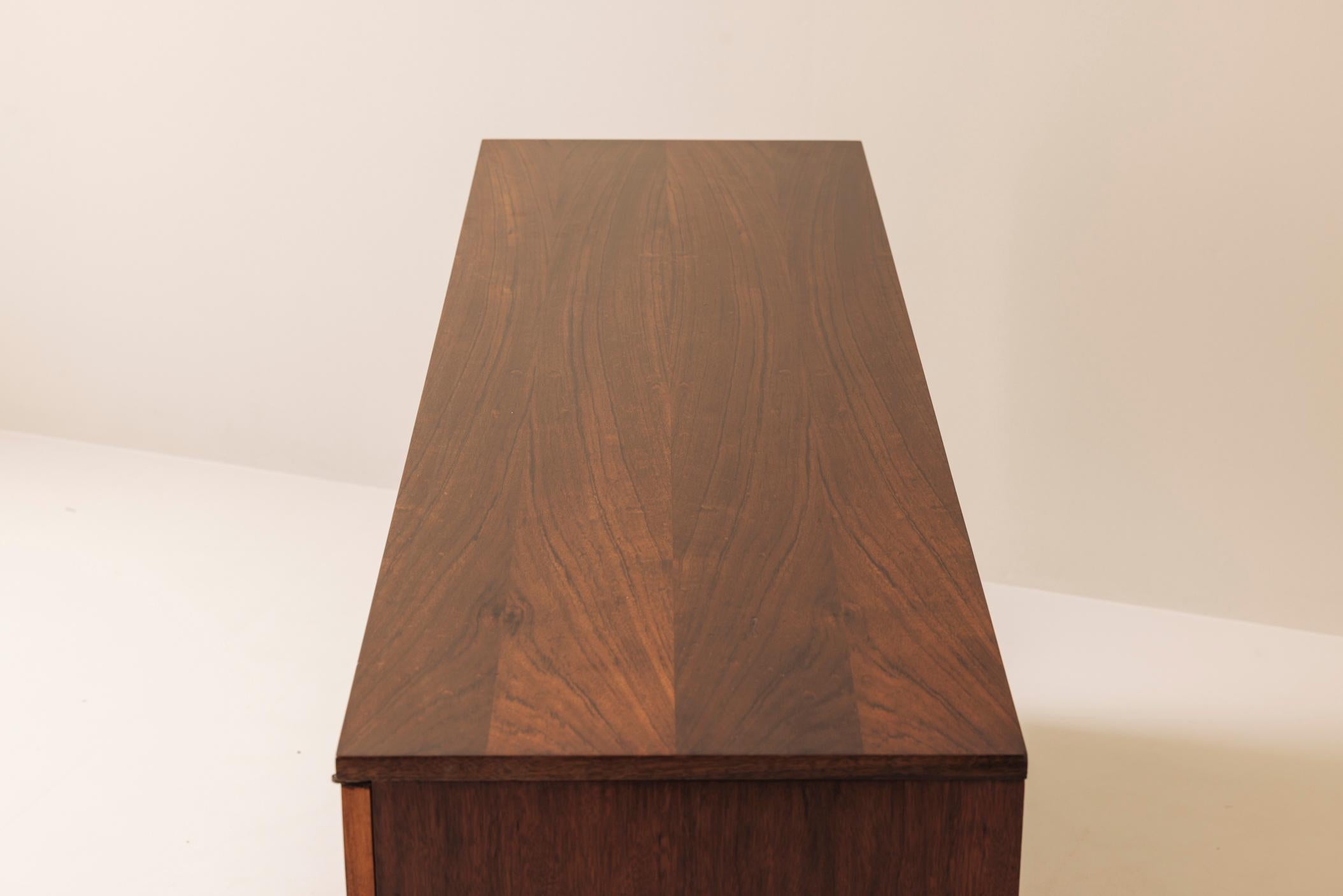 Brutalistisches spanisches Sideboard mit grafischen Türen, 1970er Jahre. im Angebot 6
