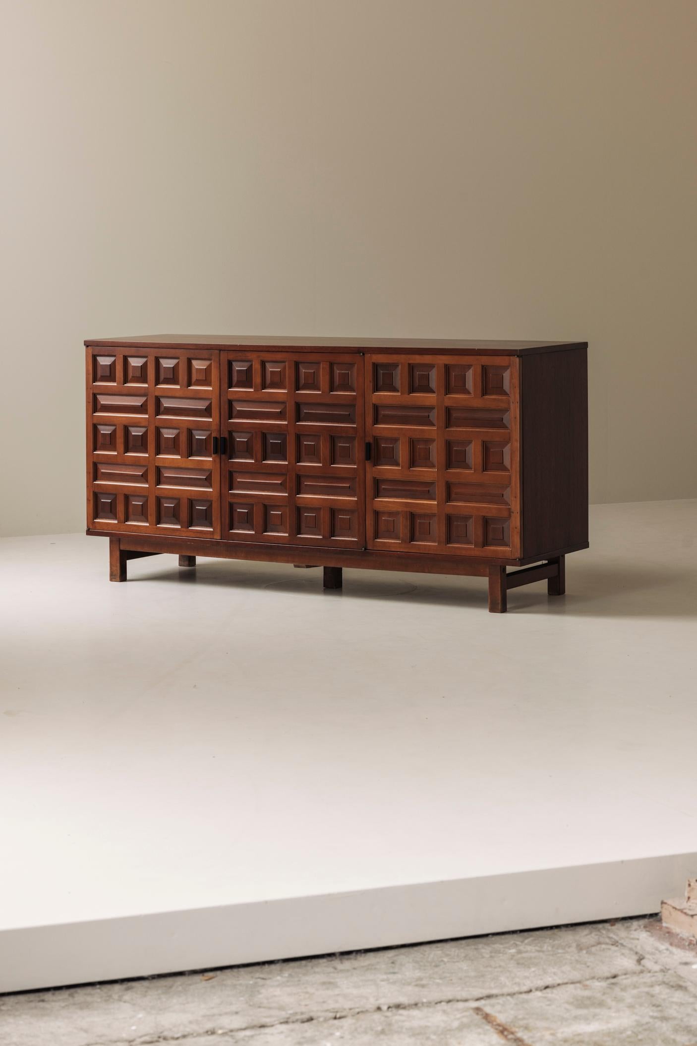 Brutalistisches spanisches Sideboard mit grafischen Türen, 1970er Jahre. (Moderne der Mitte des Jahrhunderts) im Angebot