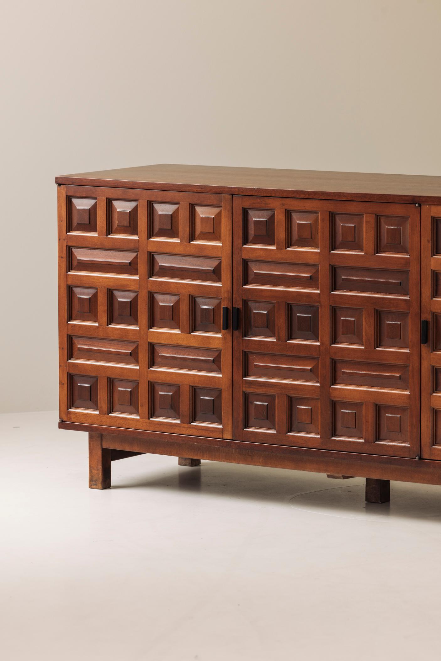 Brutalistisches spanisches Sideboard mit grafischen Türen, 1970er Jahre. (Spanisch) im Angebot
