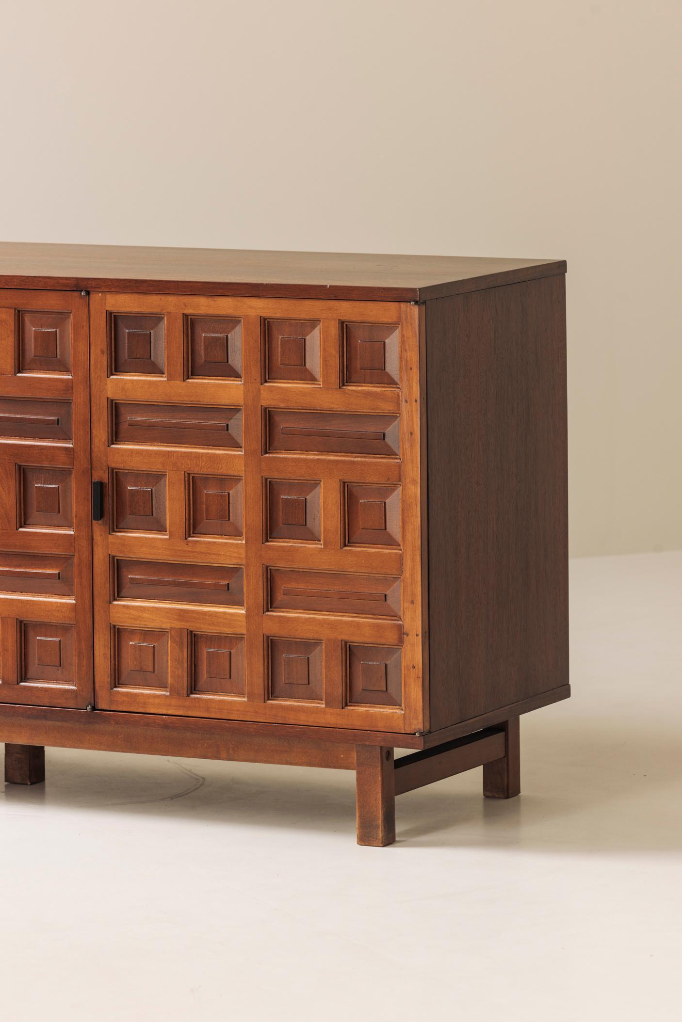 Brutalistisches spanisches Sideboard mit grafischen Türen, 1970er Jahre. im Zustand „Gut“ im Angebot in Antwerp, BE