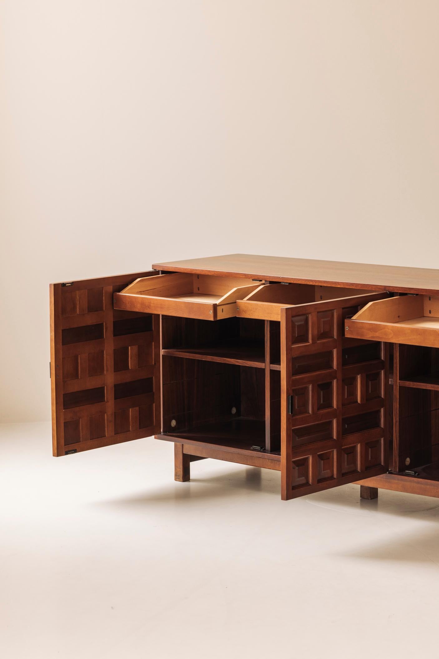 Brutalistisches spanisches Sideboard mit grafischen Türen, 1970er Jahre. (Ende des 20. Jahrhunderts) im Angebot