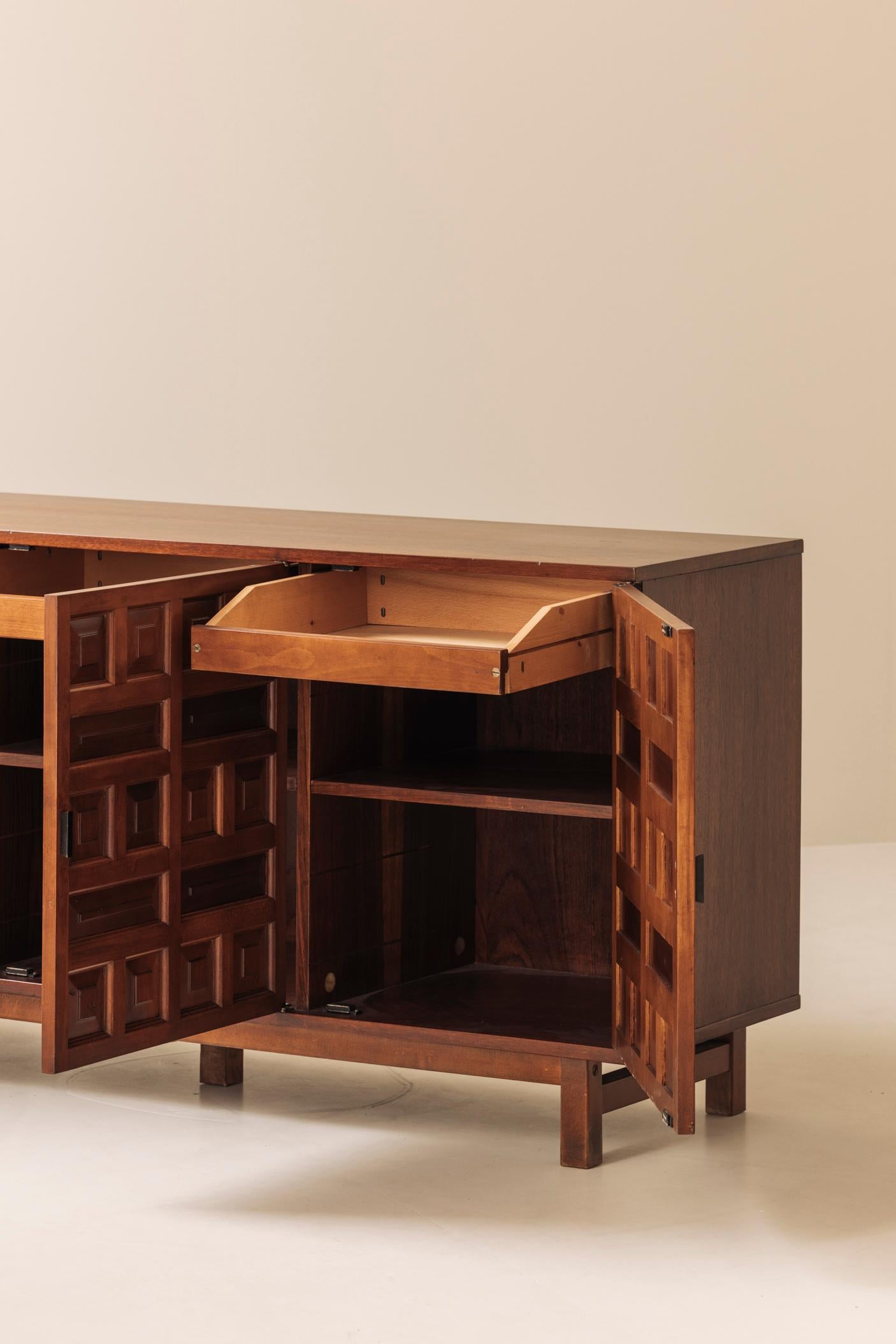 Brutalistisches spanisches Sideboard mit grafischen Türen, 1970er Jahre. (Walnuss) im Angebot