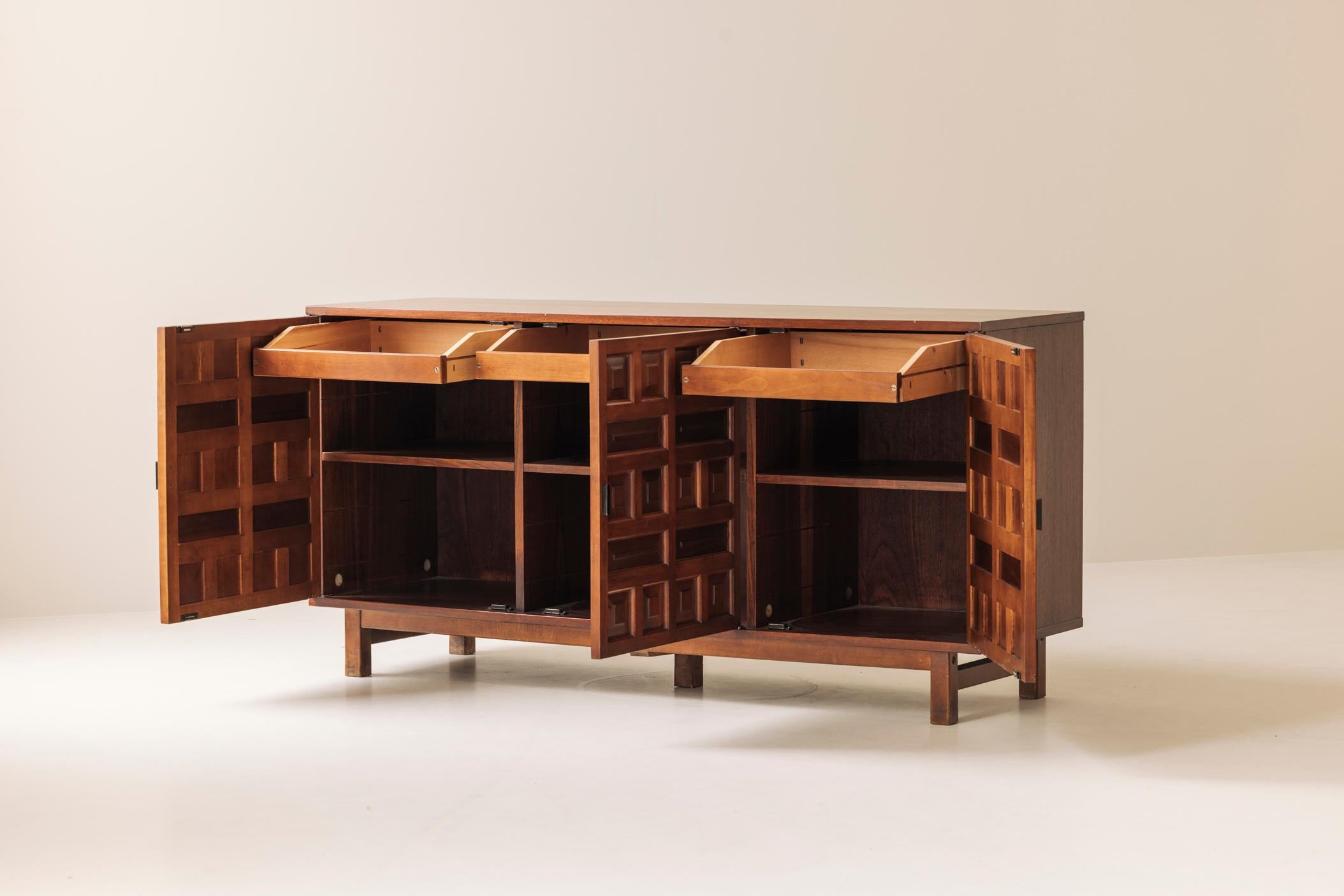 Brutalistisches spanisches Sideboard mit grafischen Türen, 1970er Jahre. im Angebot 1