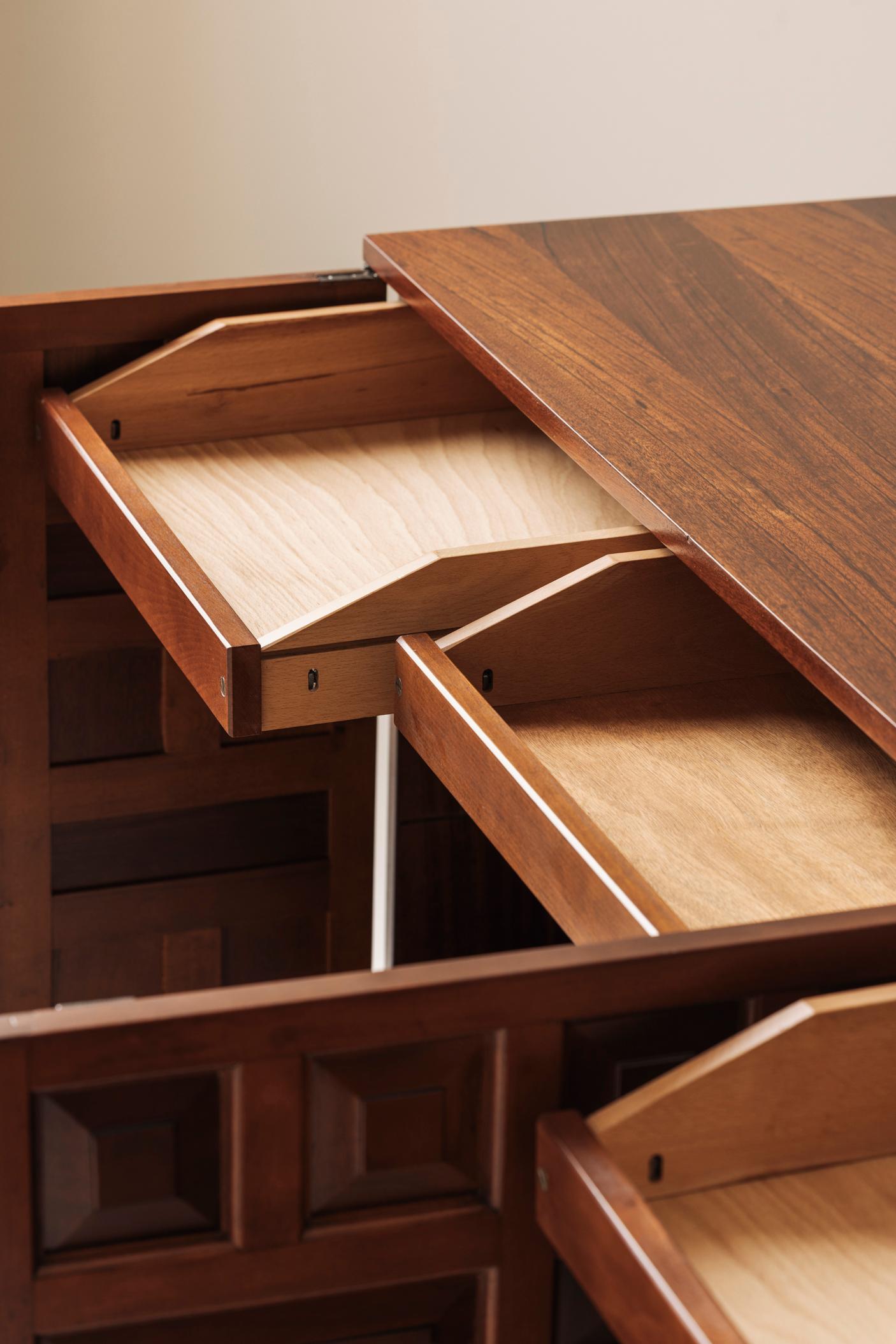 Brutalistisches spanisches Sideboard mit grafischen Türen, 1970er Jahre. im Angebot 2