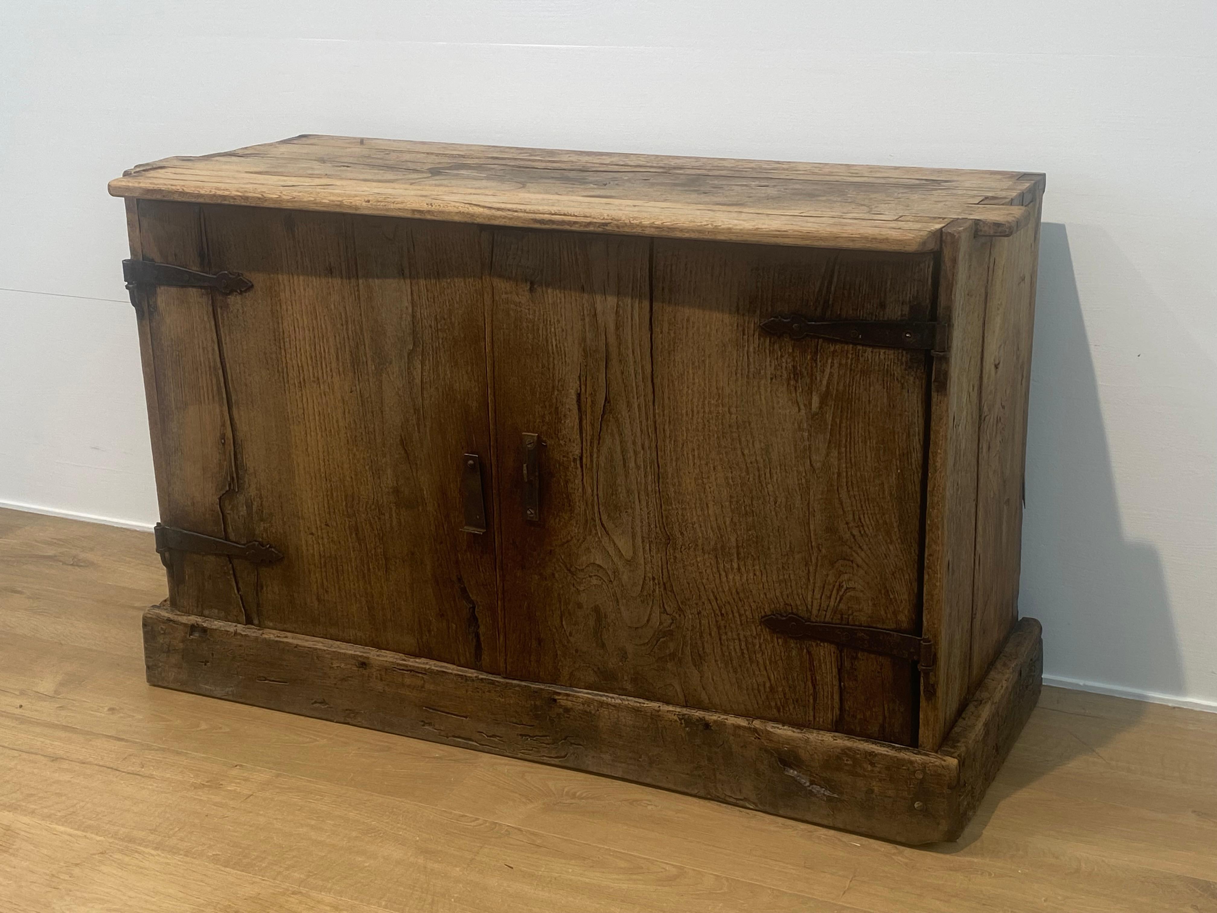 Brutalist Spanish small Cabinet In Good Condition For Sale In Schellebelle, BE