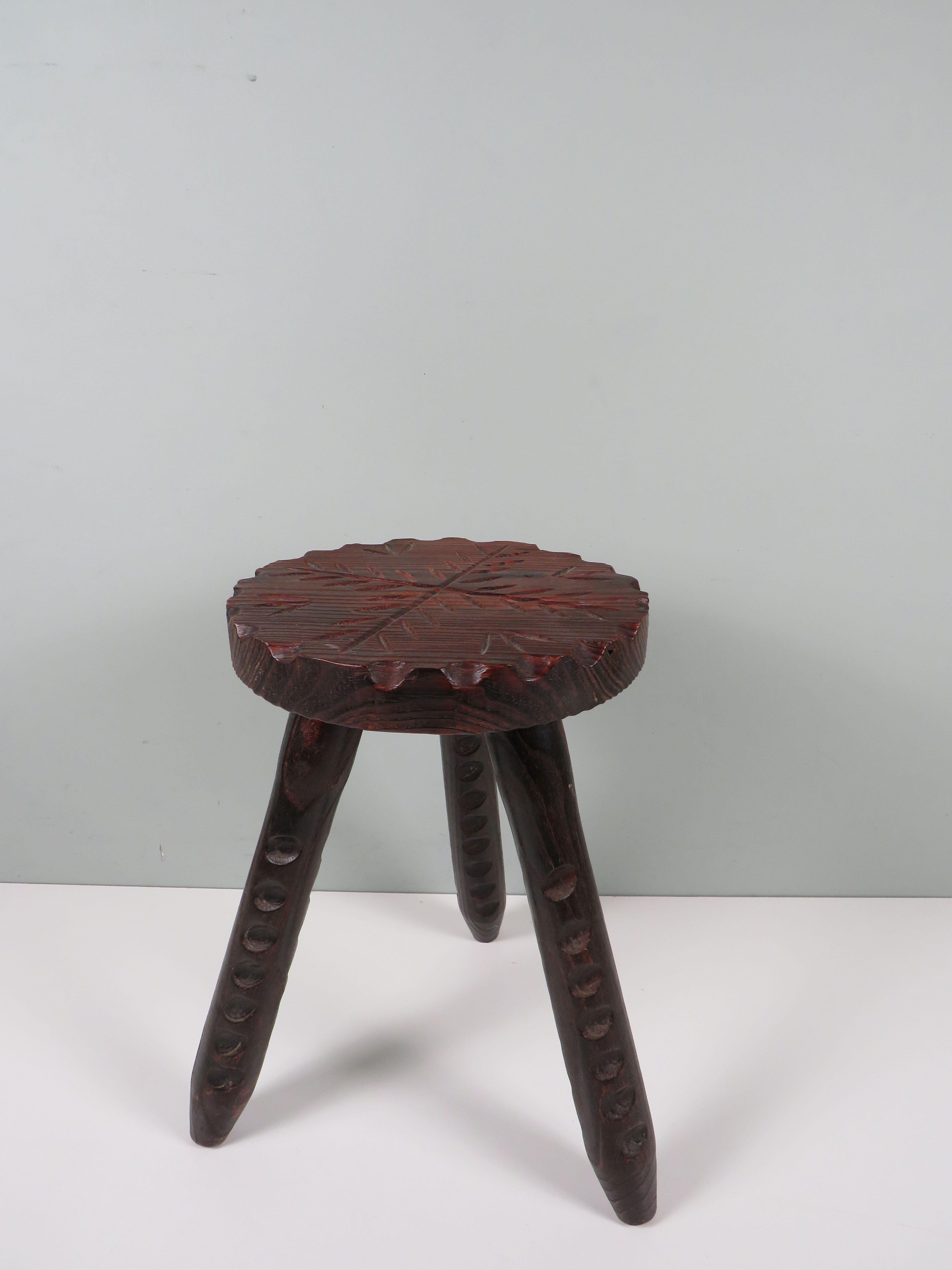 Tabouret tripode espagnol primitif brutaliste sculpté à la main datant des années 60.
Ce magnifique tabouret fait main respire l'artisanat et la tradition. Avec sa structure en bois robuste et ses gracieuses sculptures, il apporte une atmosphère