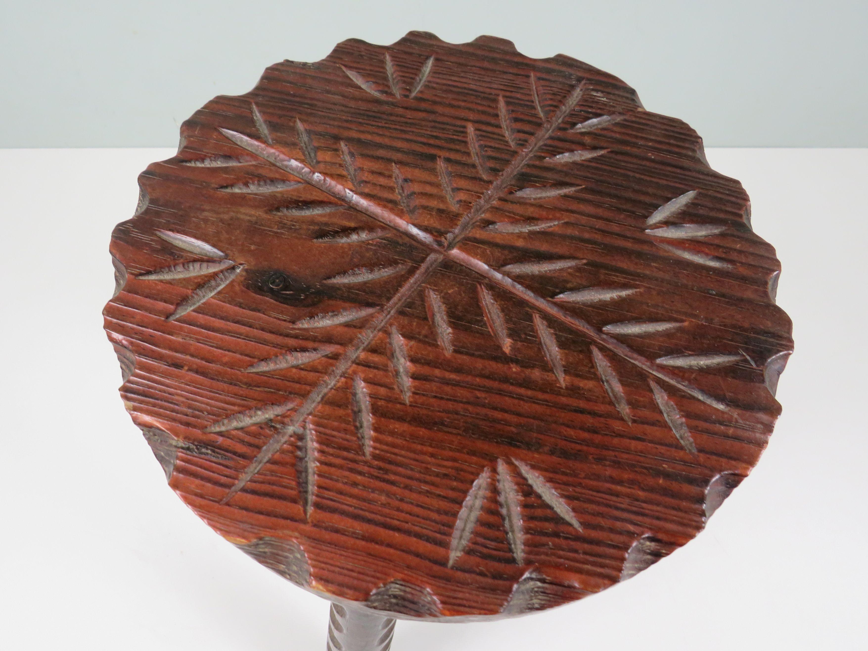 Sculpté à la main Tabouret tripode espagnol brutaliste 1960 en vente
