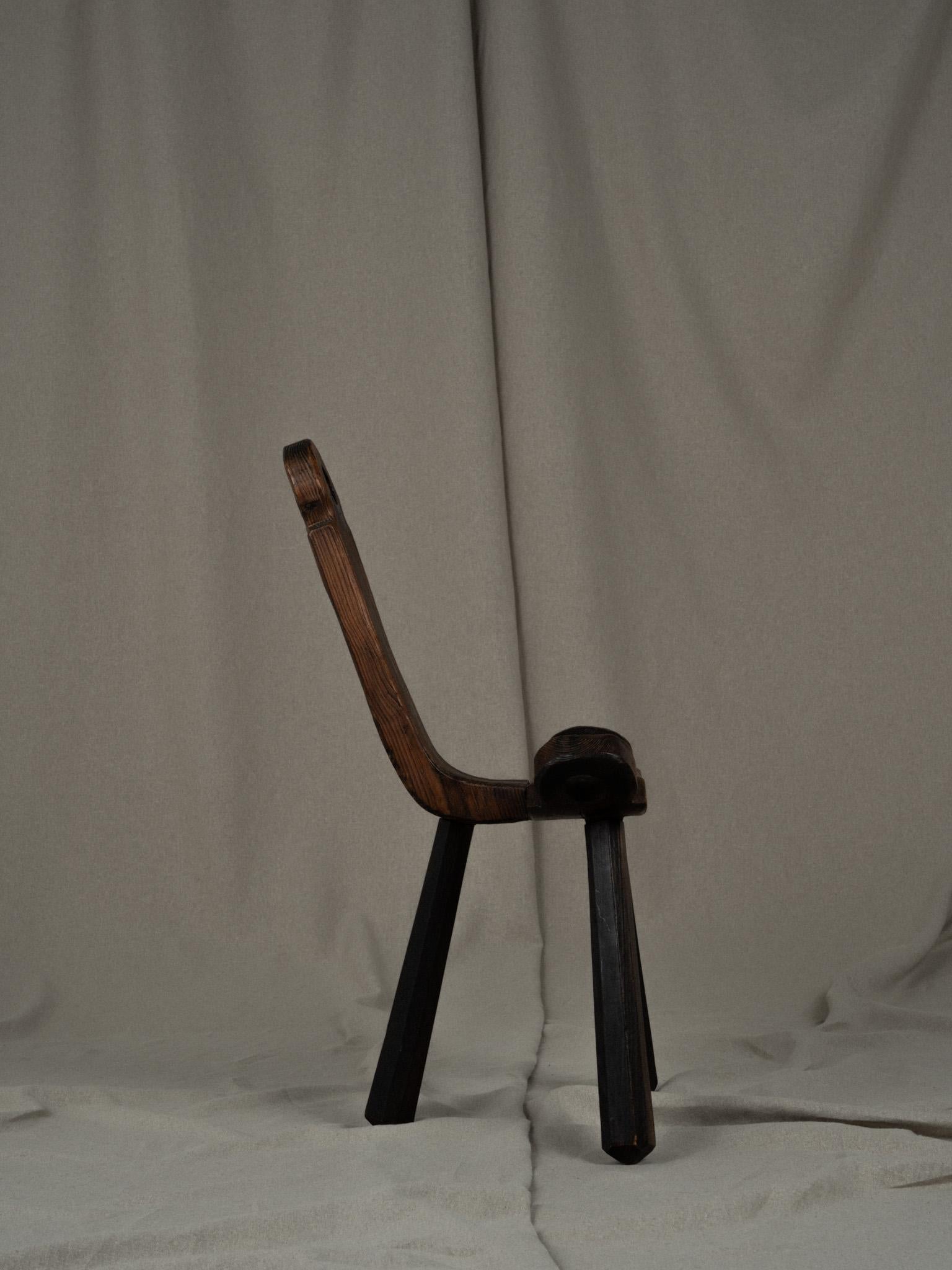 Brutalistischer spanischer Holz-Dreibein-Sessel (Spanisch) im Angebot