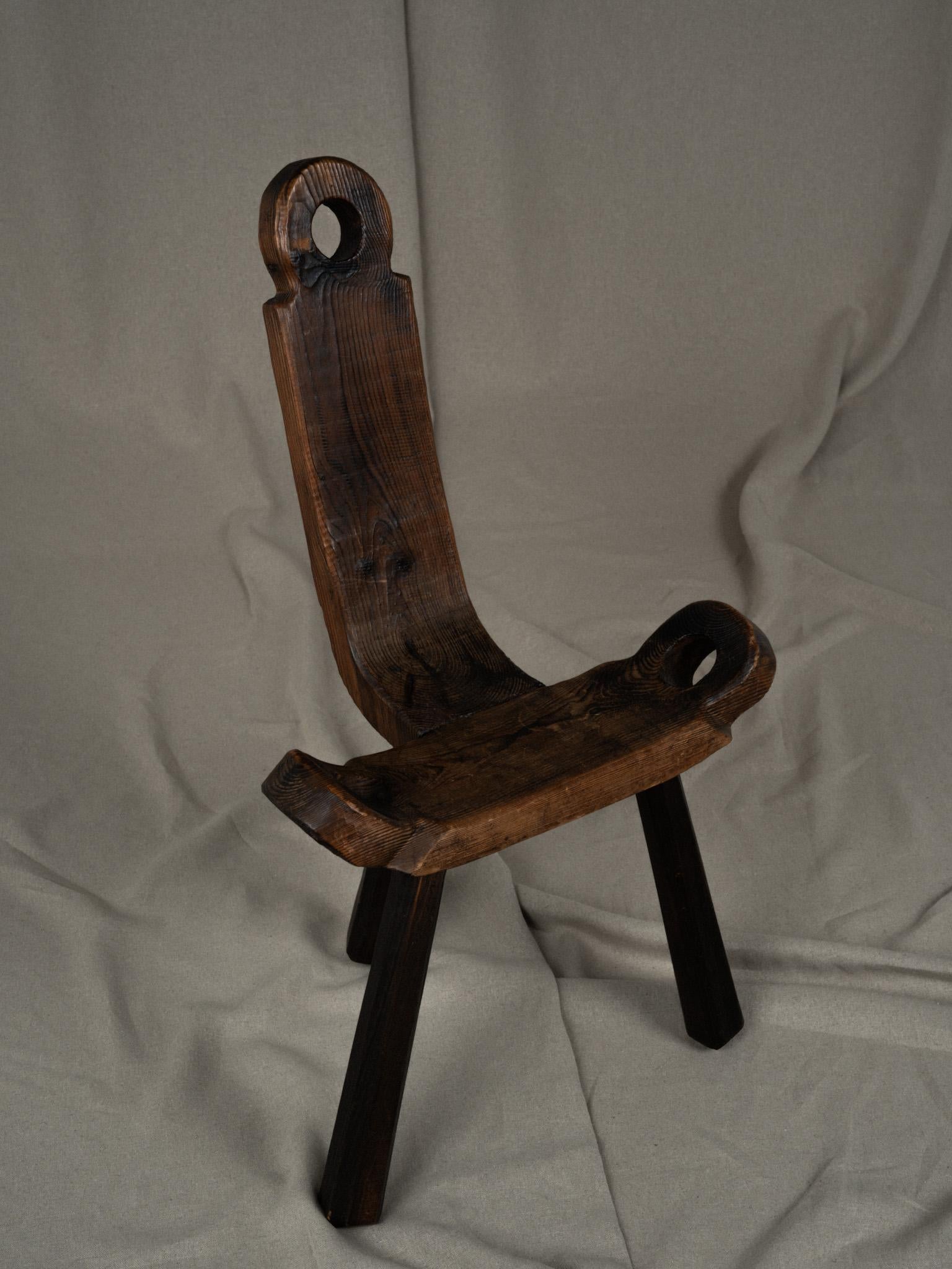 Brutalistischer spanischer Holz-Dreibein-Sessel (Geschnitzt) im Angebot