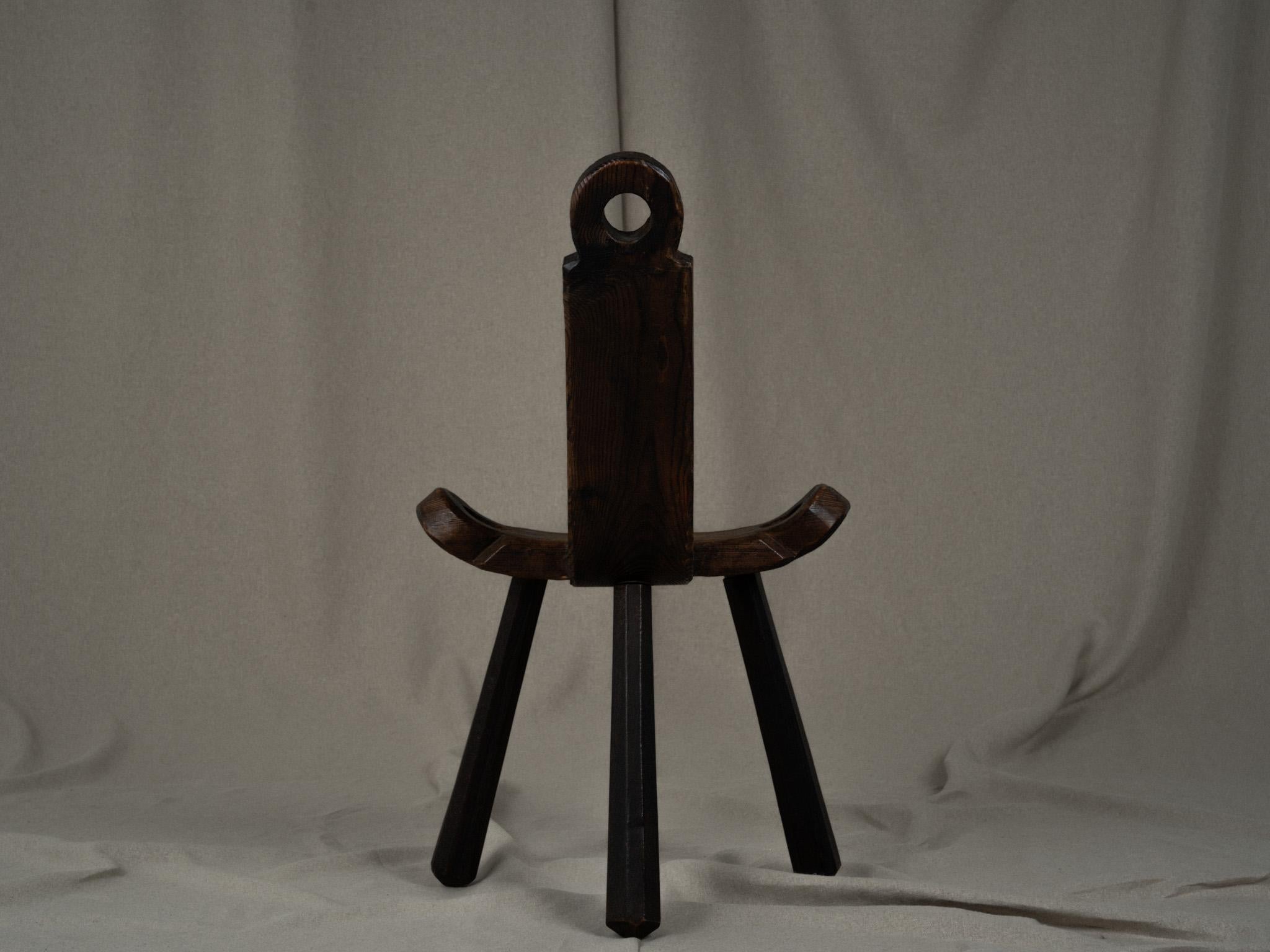 20ième siècle Chaise tripode espagnol brutaliste en bois en vente