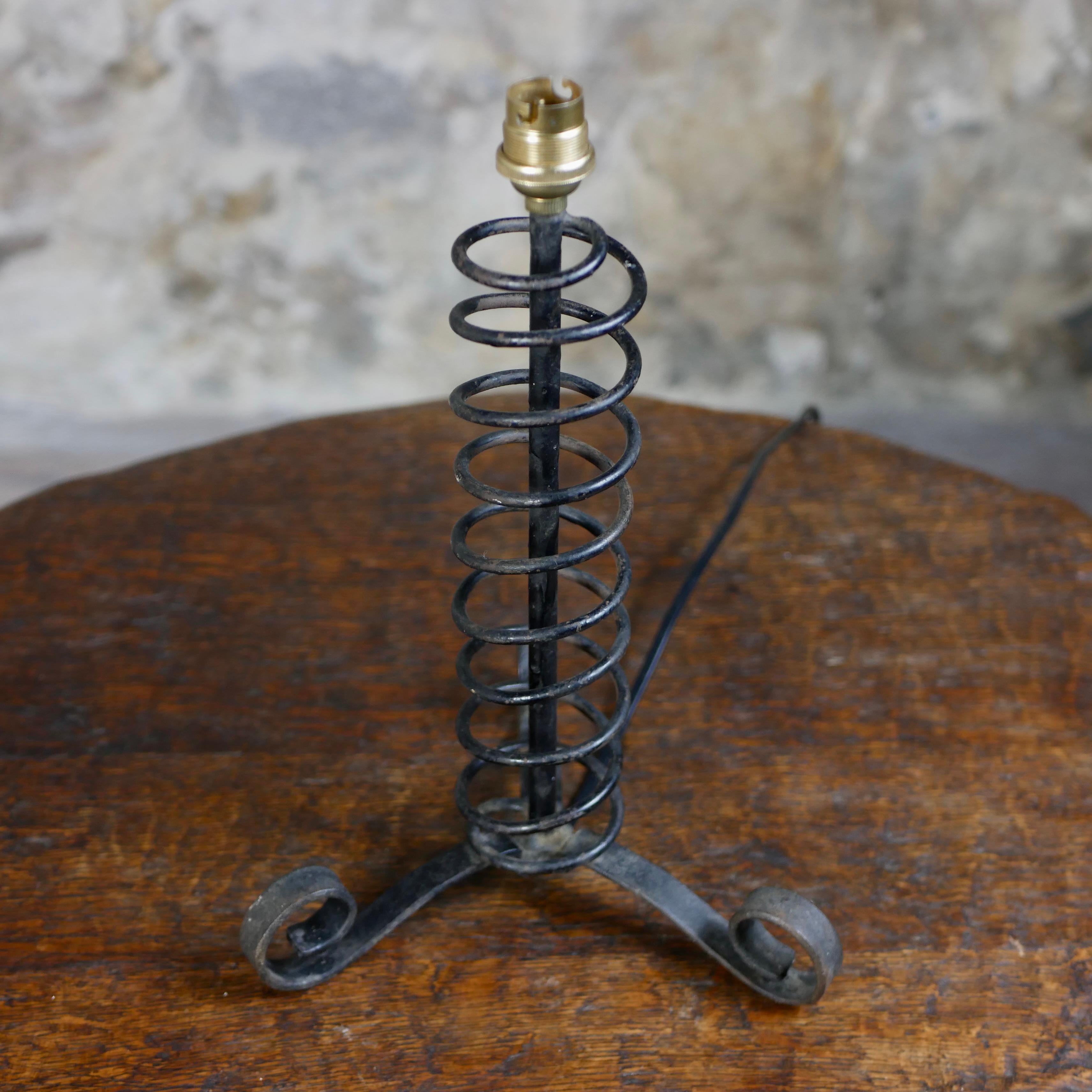 Lampe de table à ressort brutaliste en fer forgé, œuvre française des années 1950. en vente 4