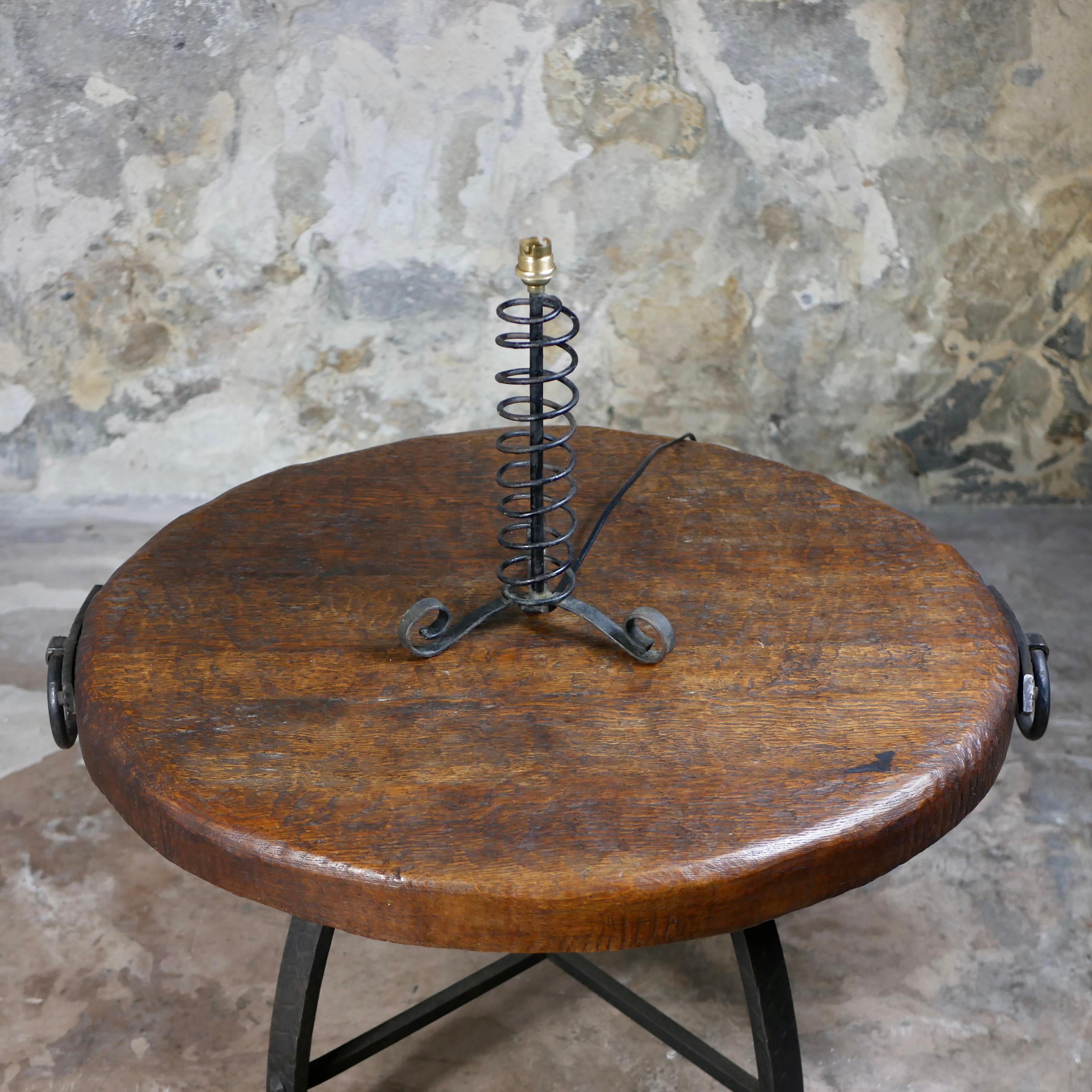 Lampe de table à ressort brutaliste en fer forgé, œuvre française des années 1950. en vente 5