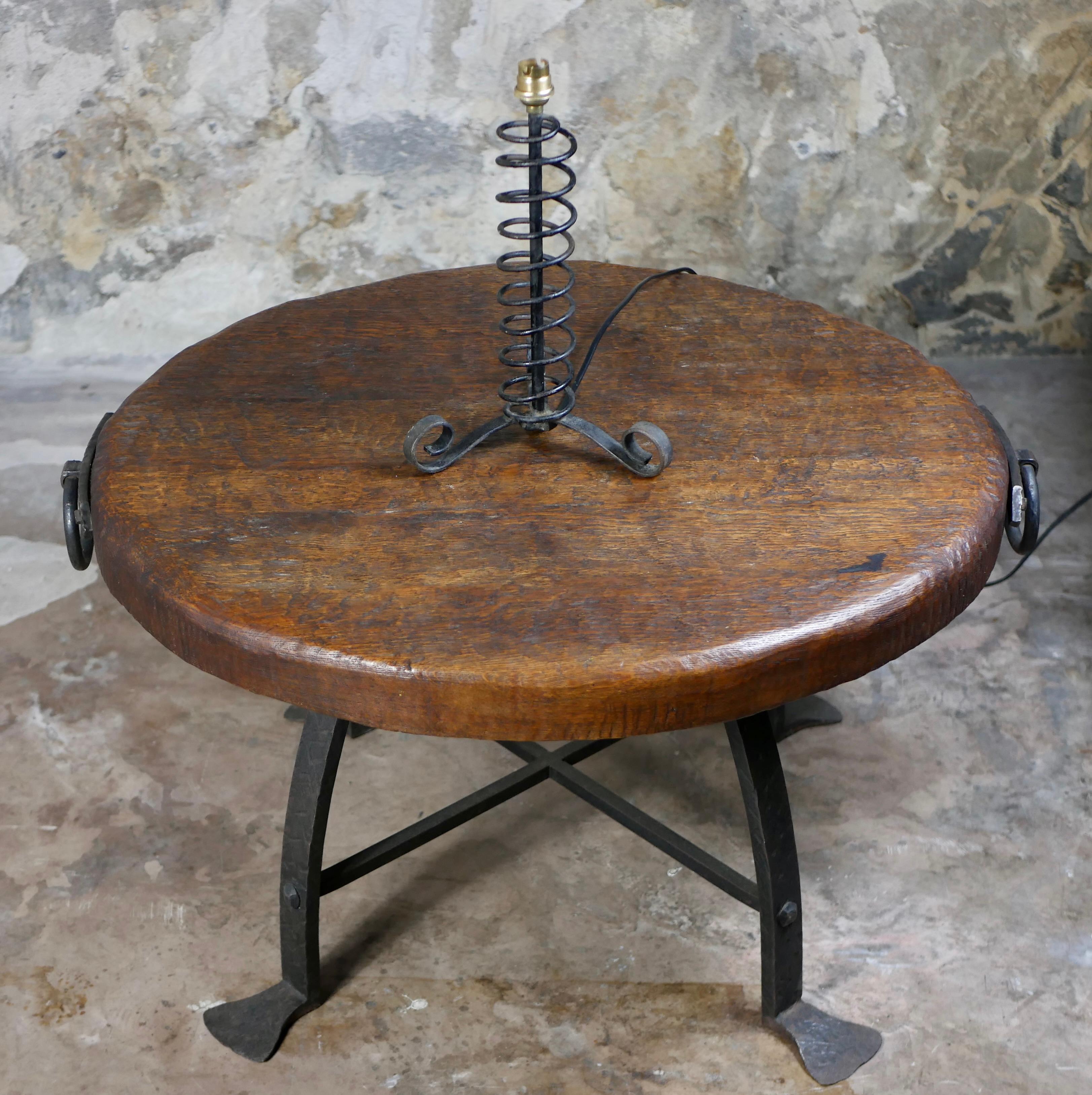 Lampe de table à ressort brutaliste en fer forgé, œuvre française des années 1950. en vente 6