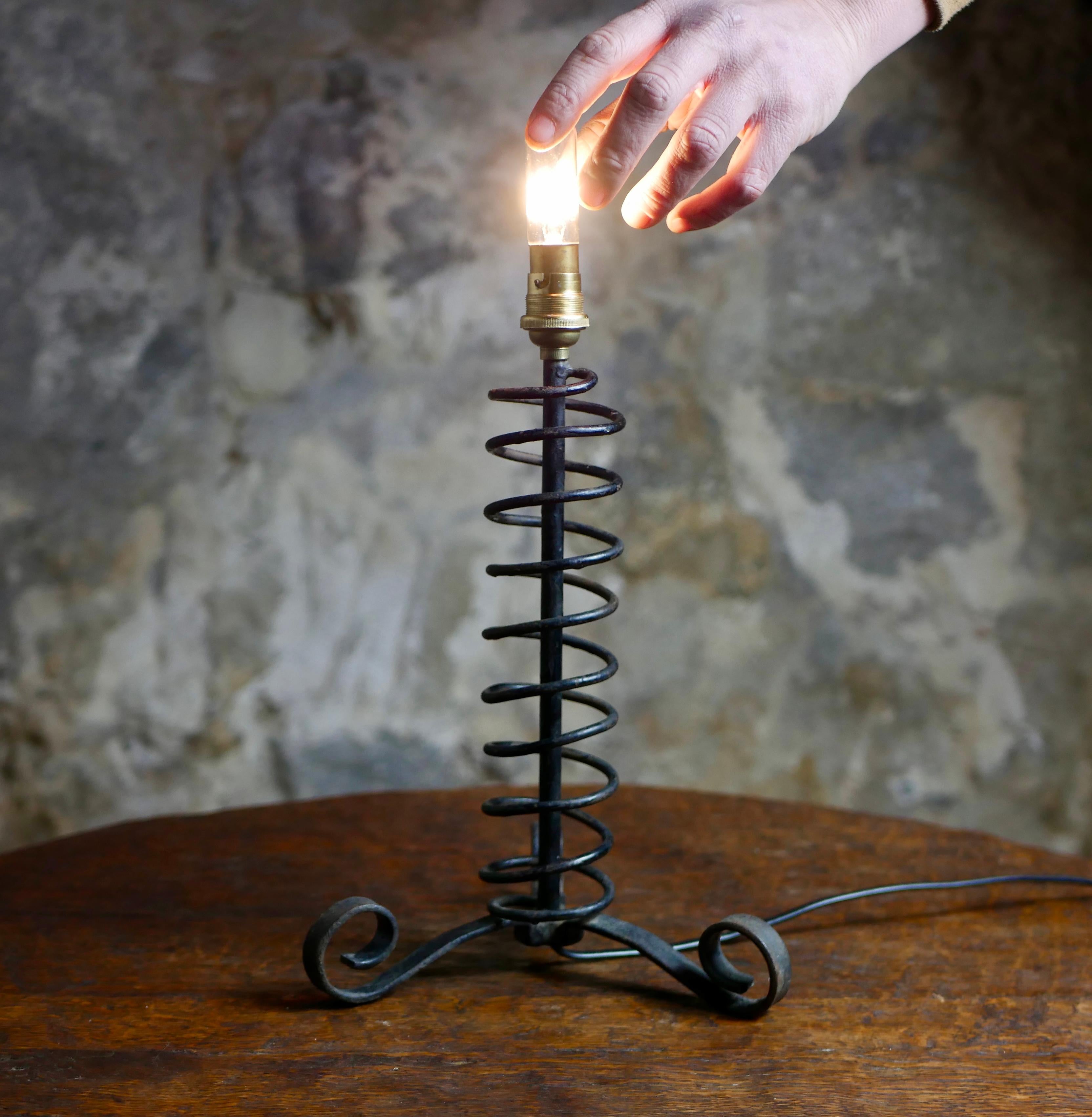 Lampe de table à ressort brutaliste en fer forgé, œuvre française des années 1950. en vente 7