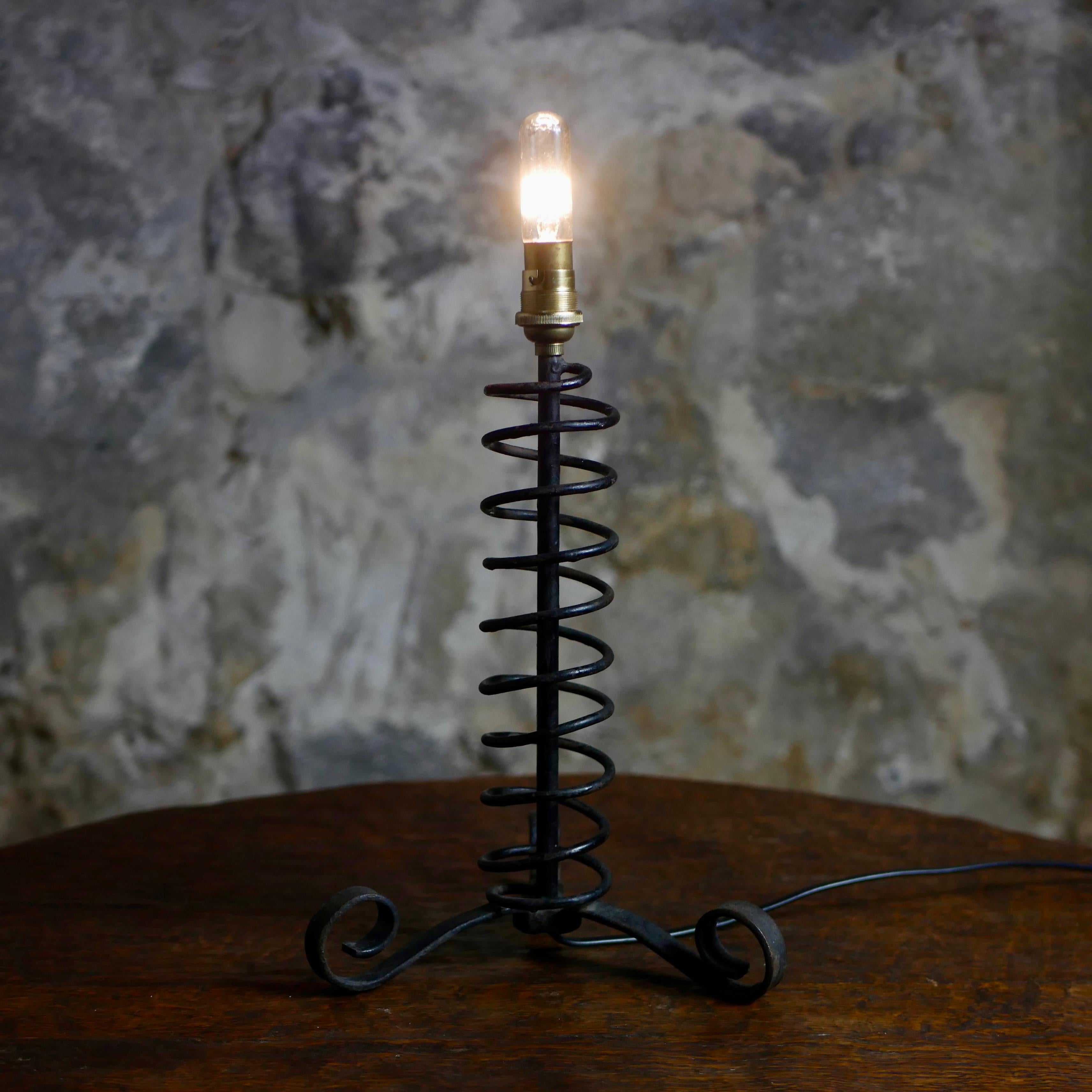 Lampe de table à ressort brutaliste en fer forgé, œuvre française des années 1950. en vente 8