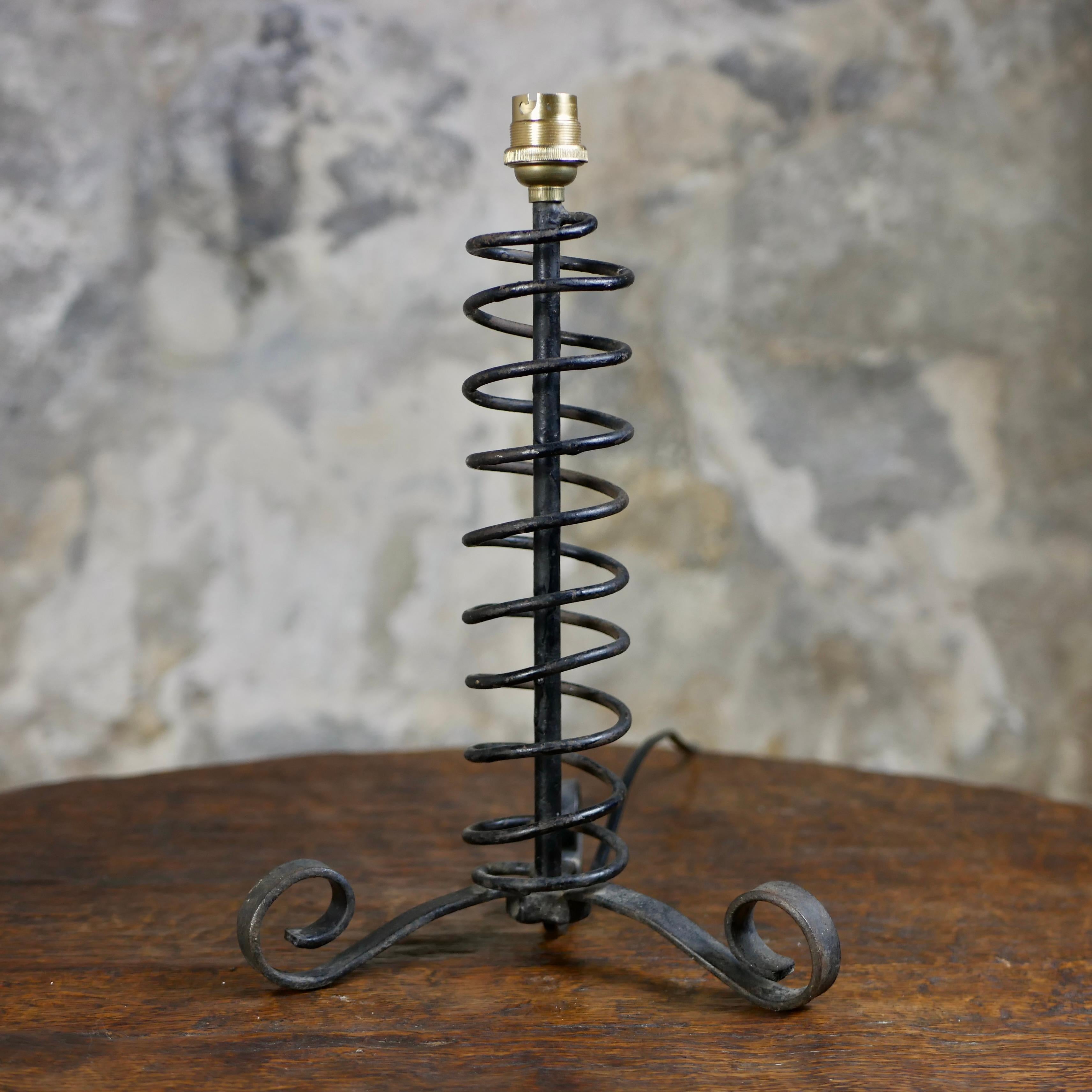 Cute brutalist spring table lamp in wrought iron, anonymous French work from the 1950s.
Dimensions : H32, D22
Good condition.
