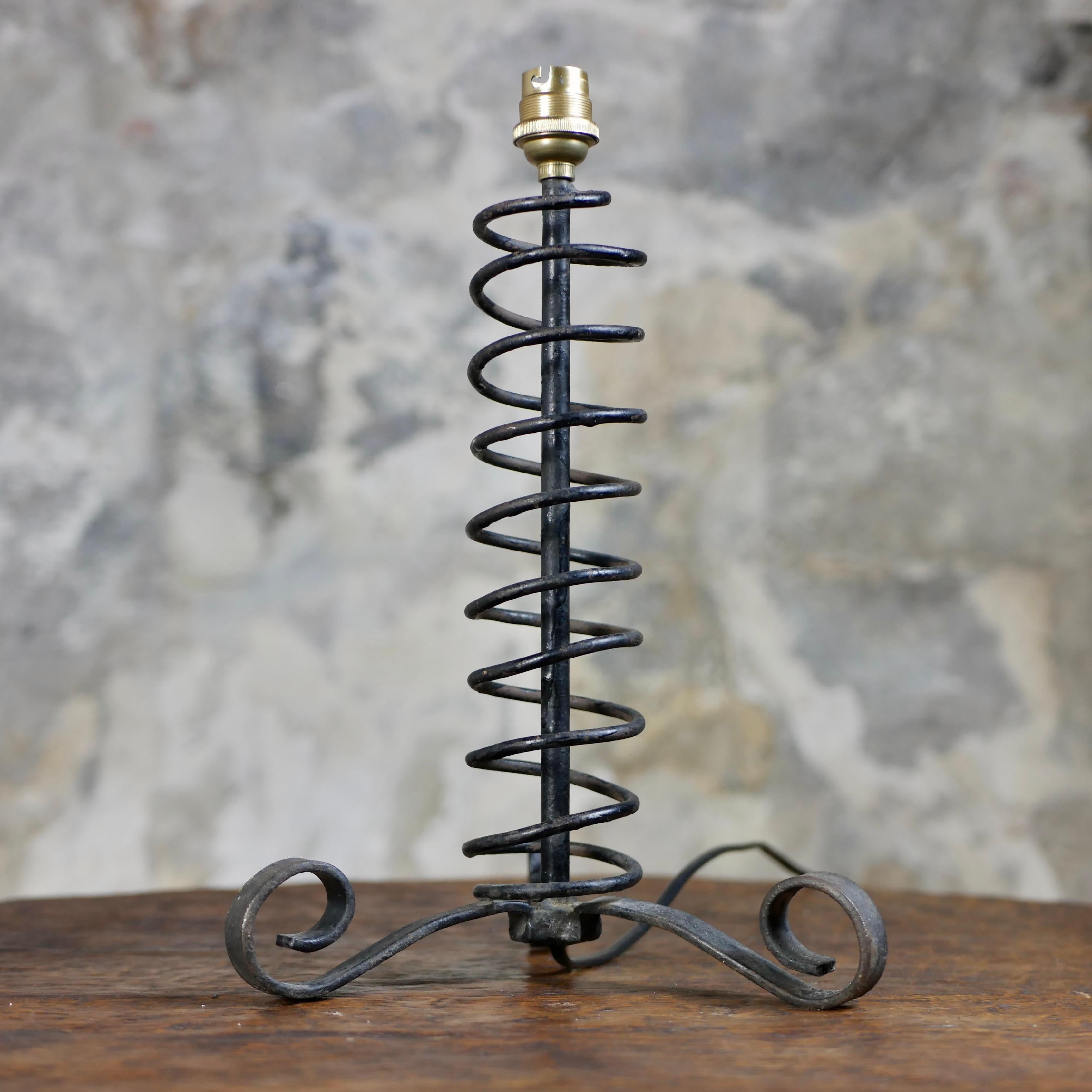Brutalisme Lampe de table à ressort brutaliste en fer forgé, œuvre française des années 1950. en vente