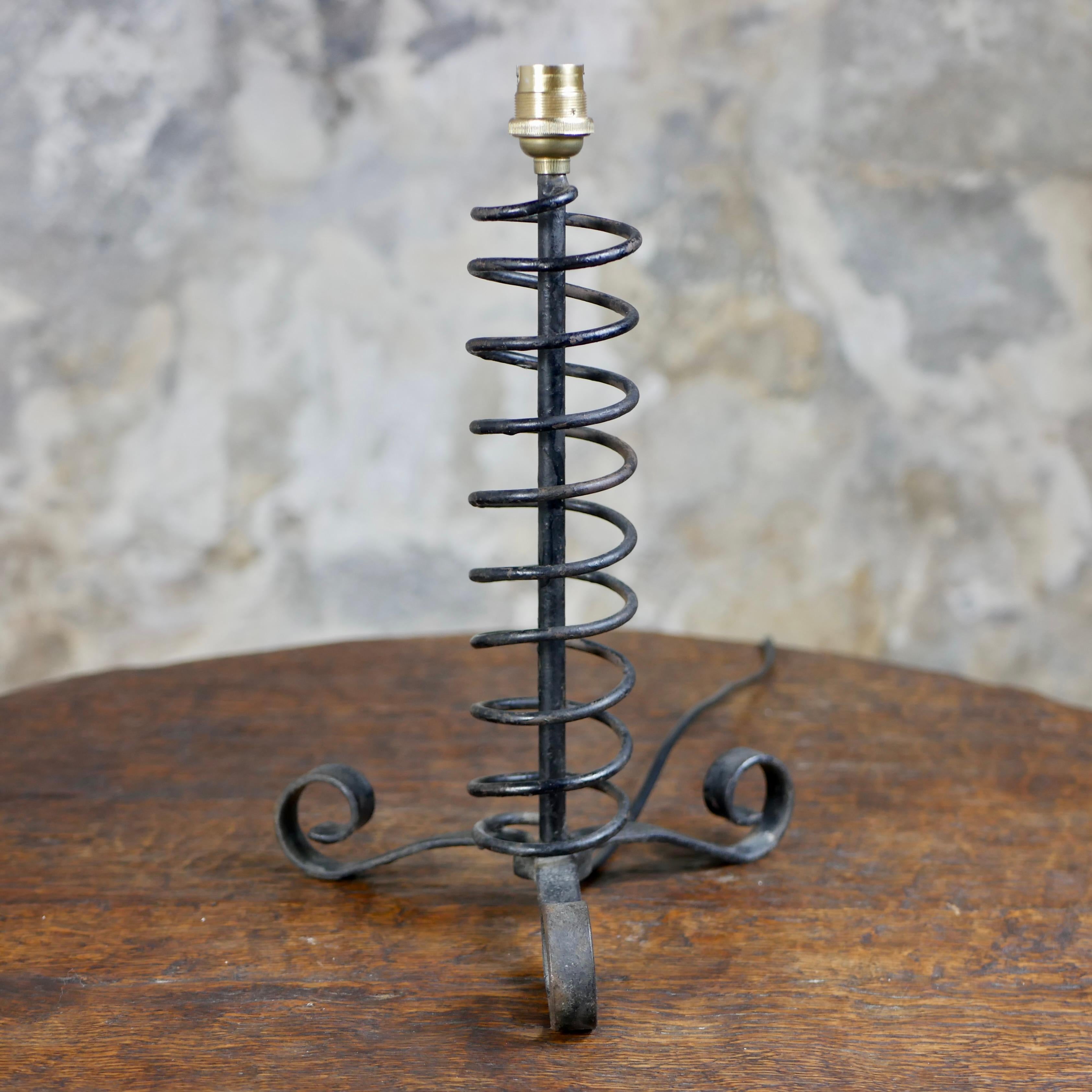Mid-20th Century Brutalist spring table lamp in wrought iron, French work from the 1950s For Sale