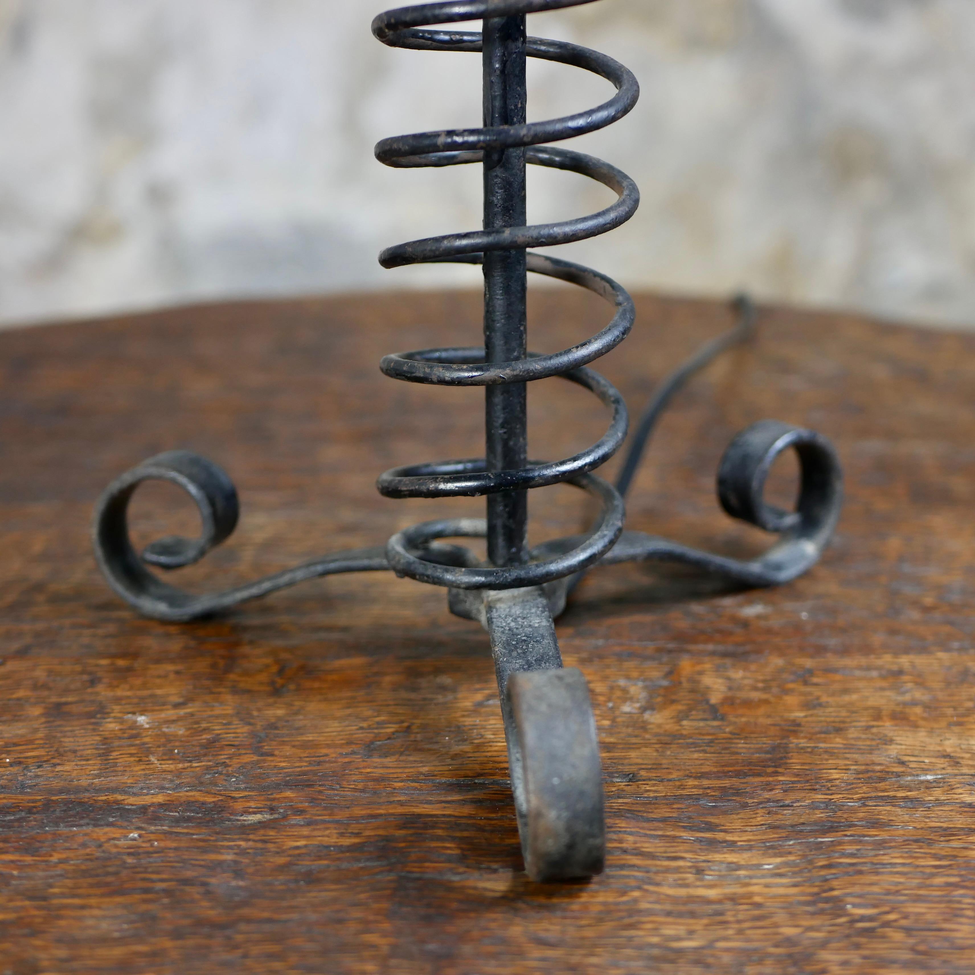 Wrought Iron Brutalist spring table lamp in wrought iron, French work from the 1950s For Sale